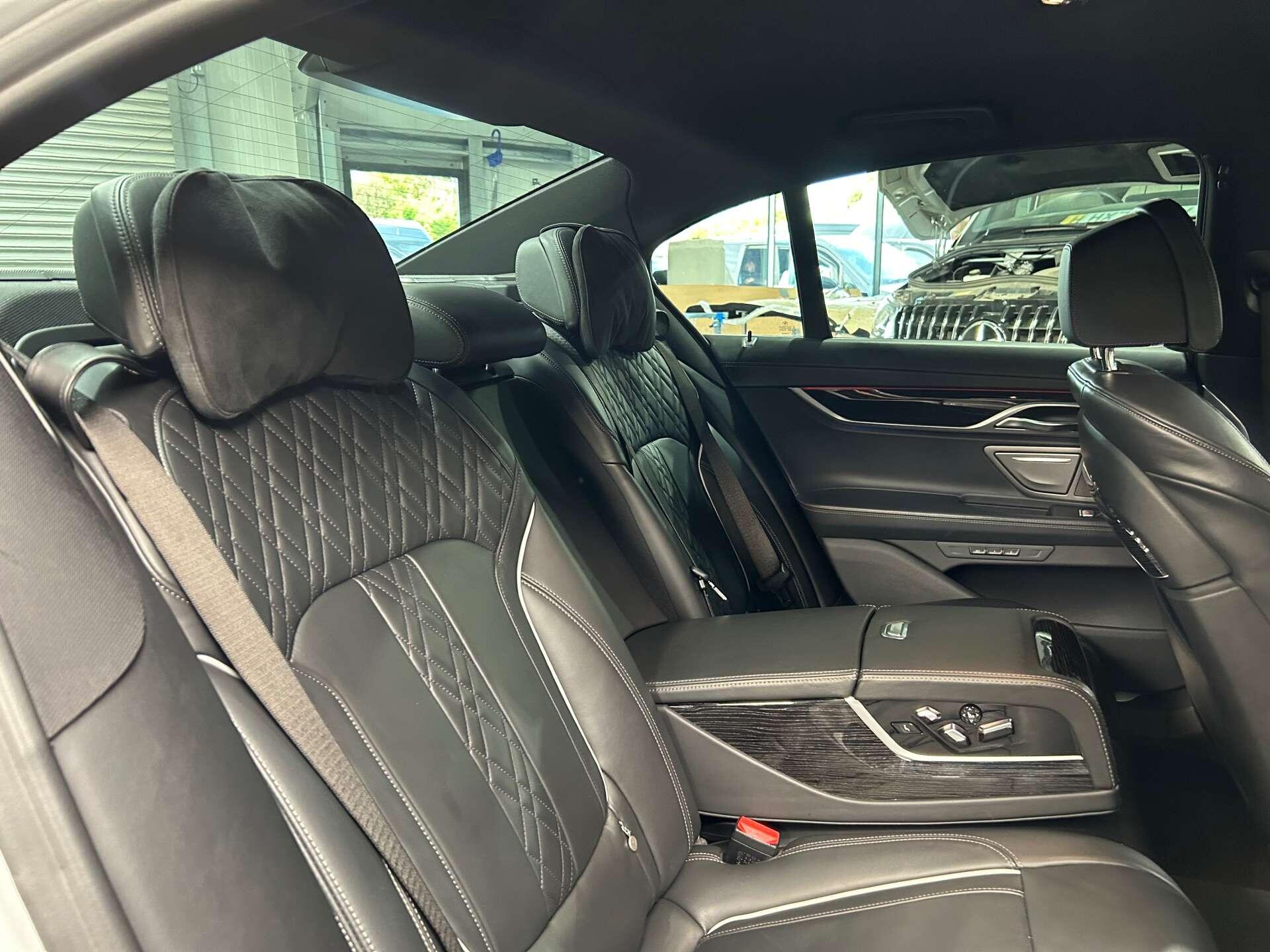 BMW 7 Series view 31