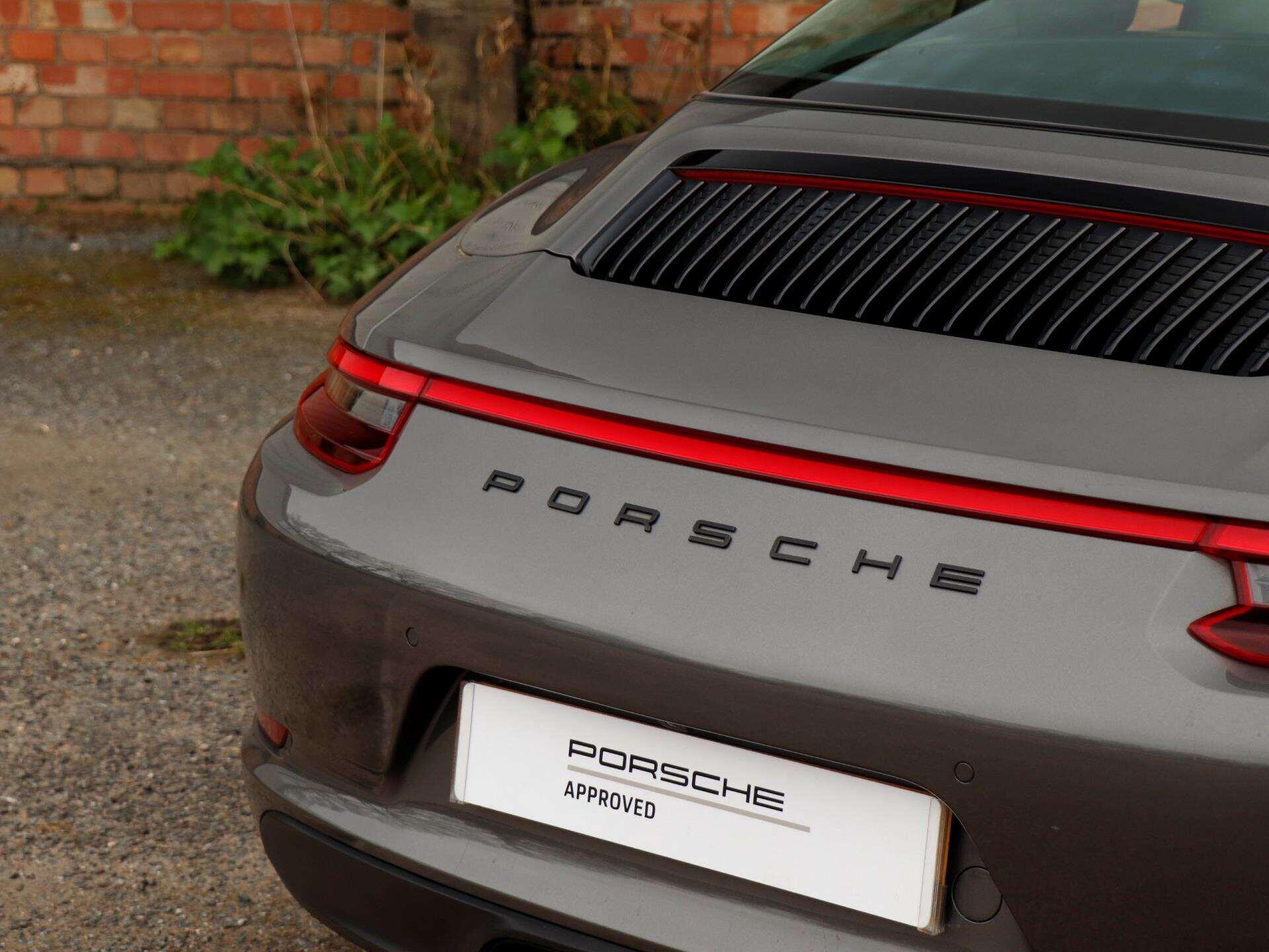 Porsche 911 view 34
