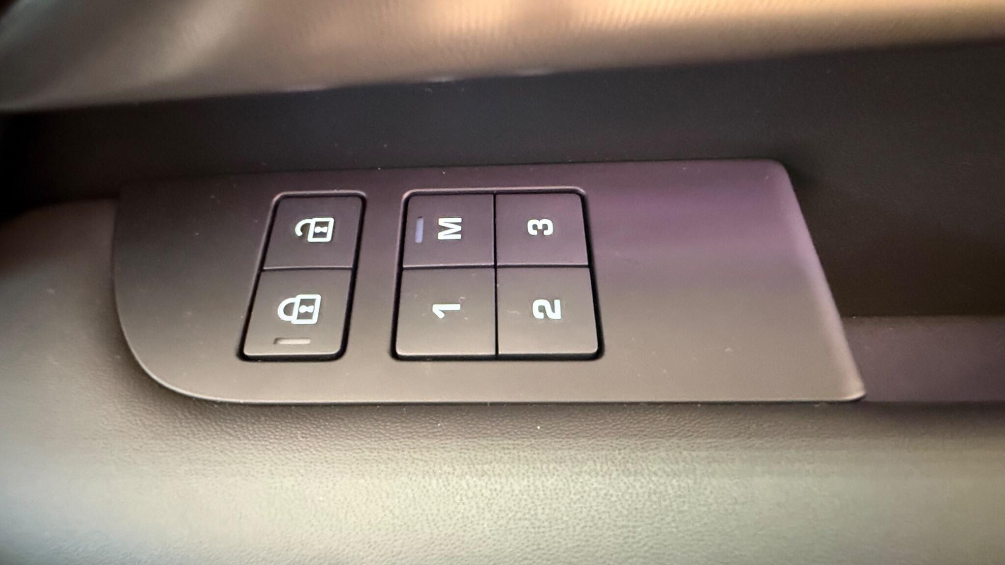 Land Rover Discovery view 13