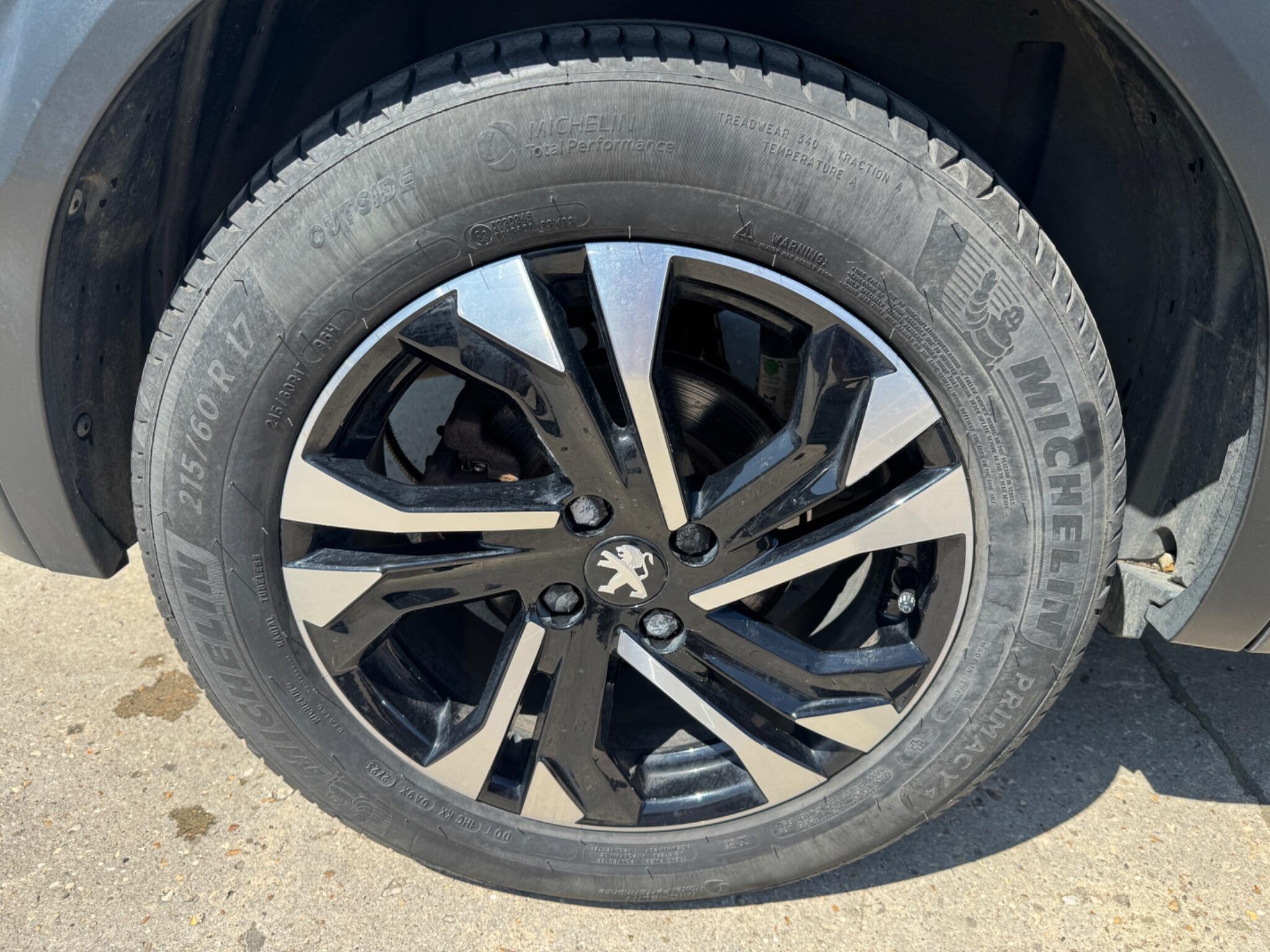 Peugeot E-2008 view 16