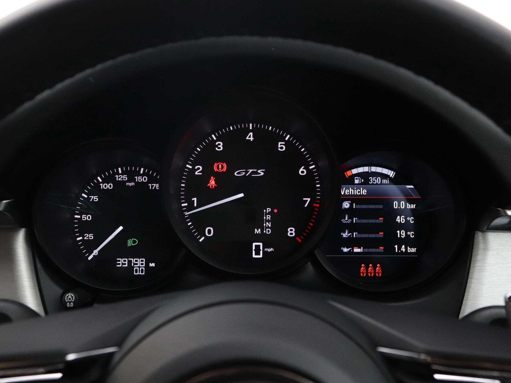 Porsche Macan view 16
