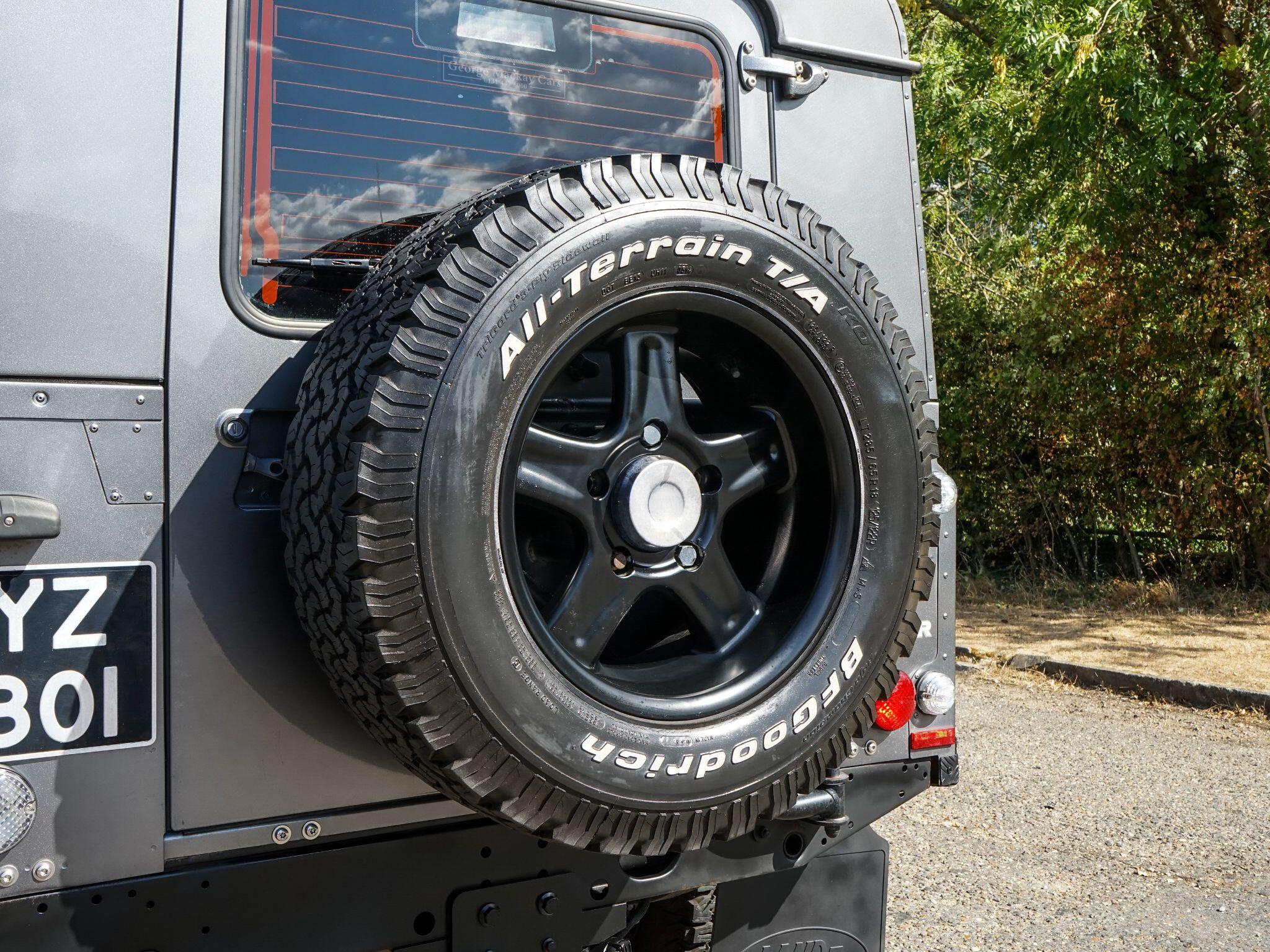 Land Rover Defender 110 view 14