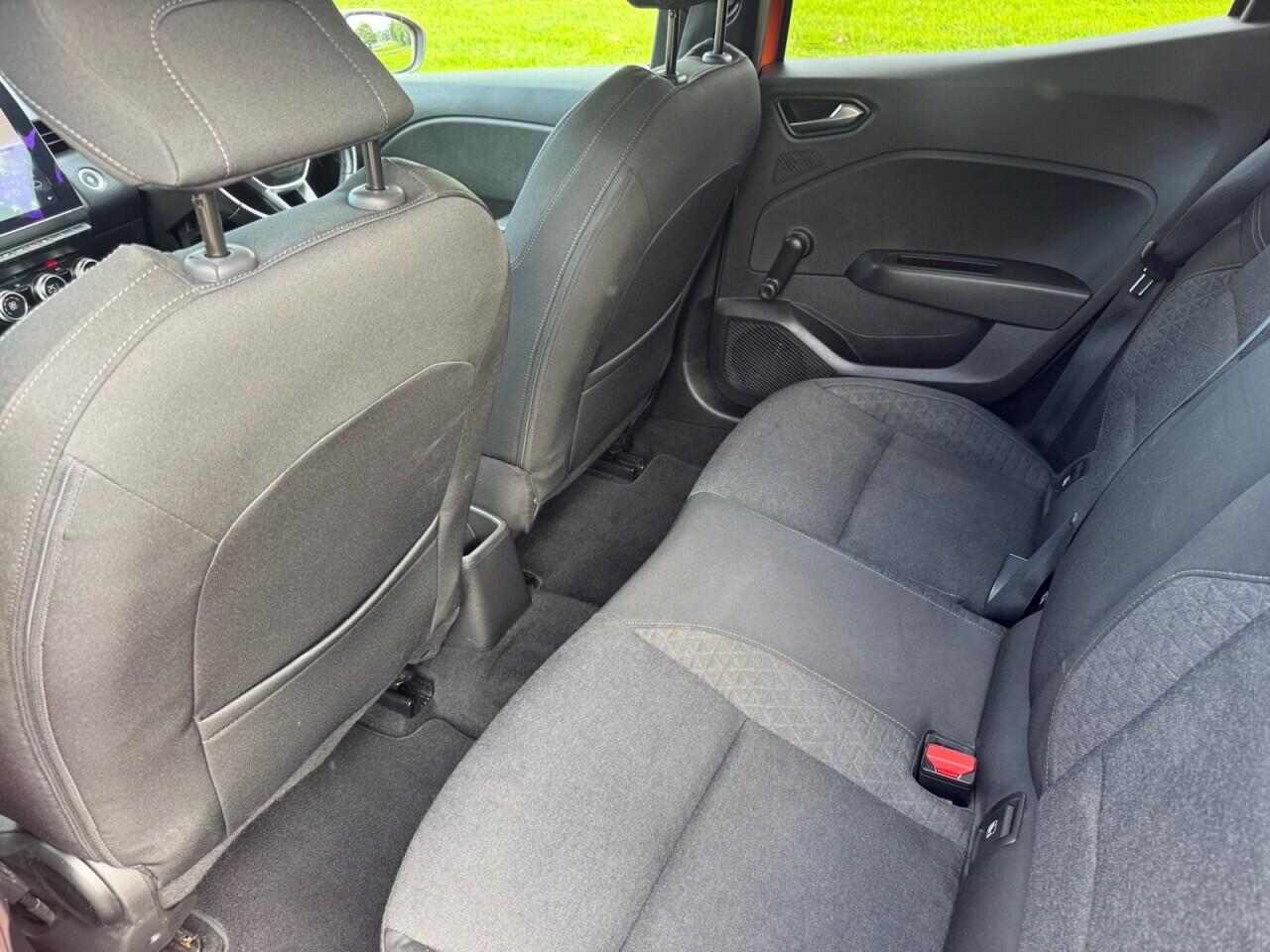 Renault Clio view 18