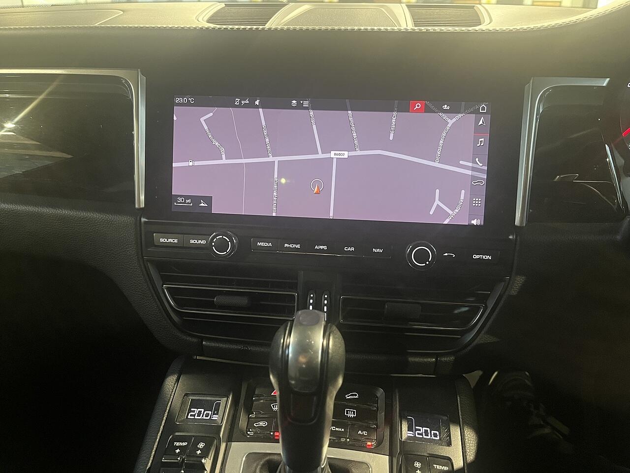 Porsche Macan view 12