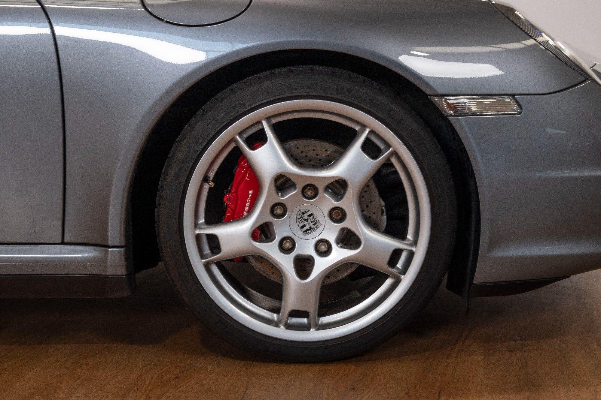 Porsche 911 view 32