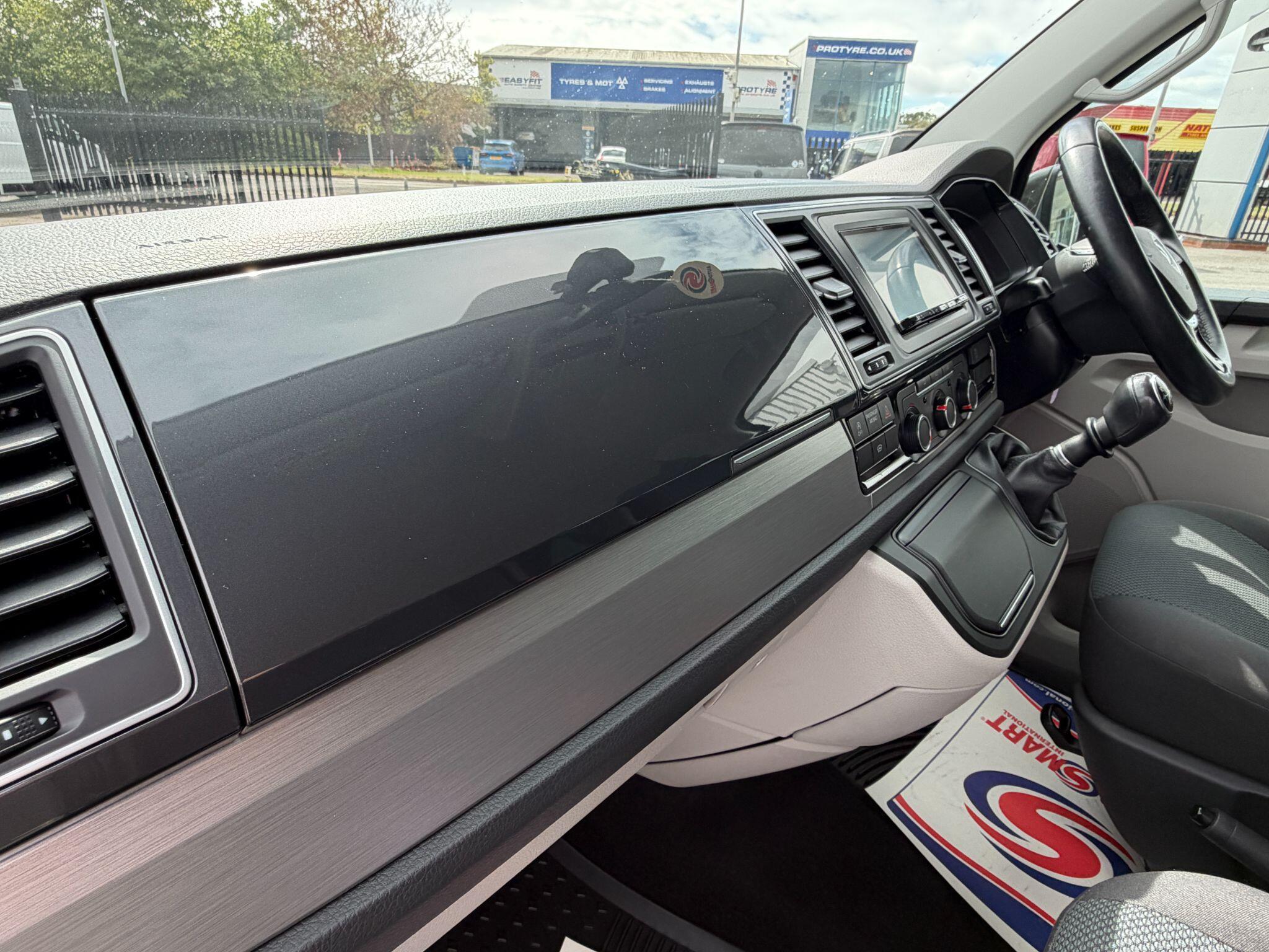 Volkswagen Transporter view 9