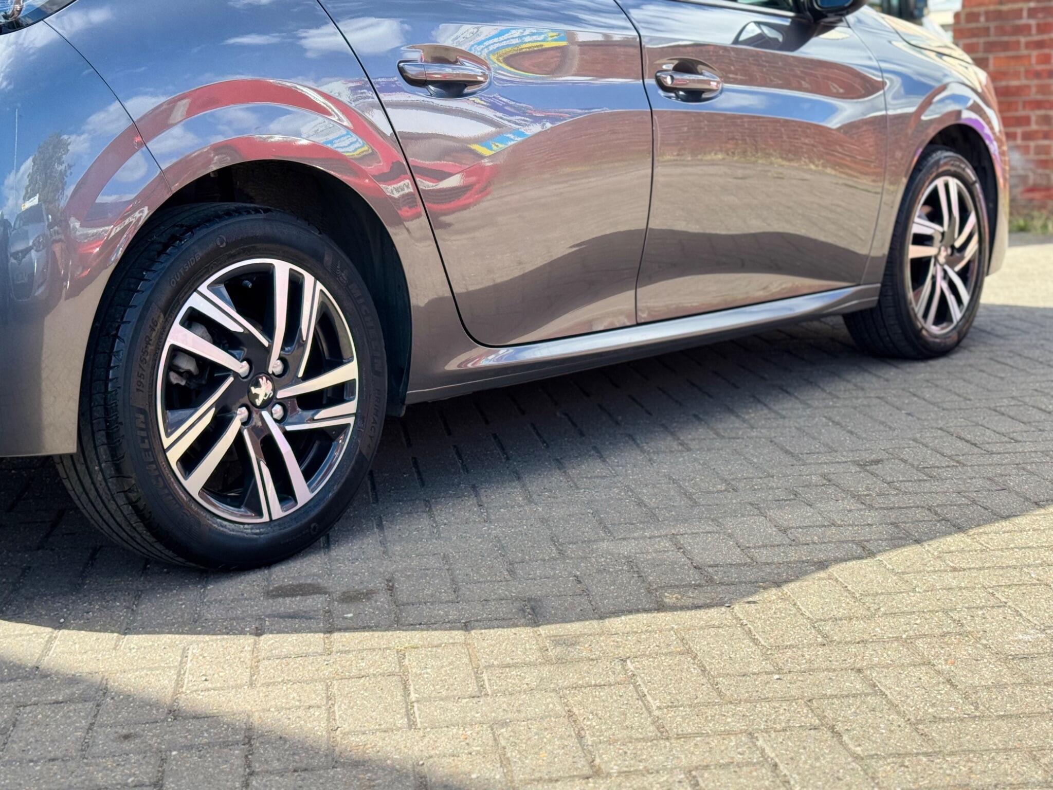 Peugeot 208 view 11