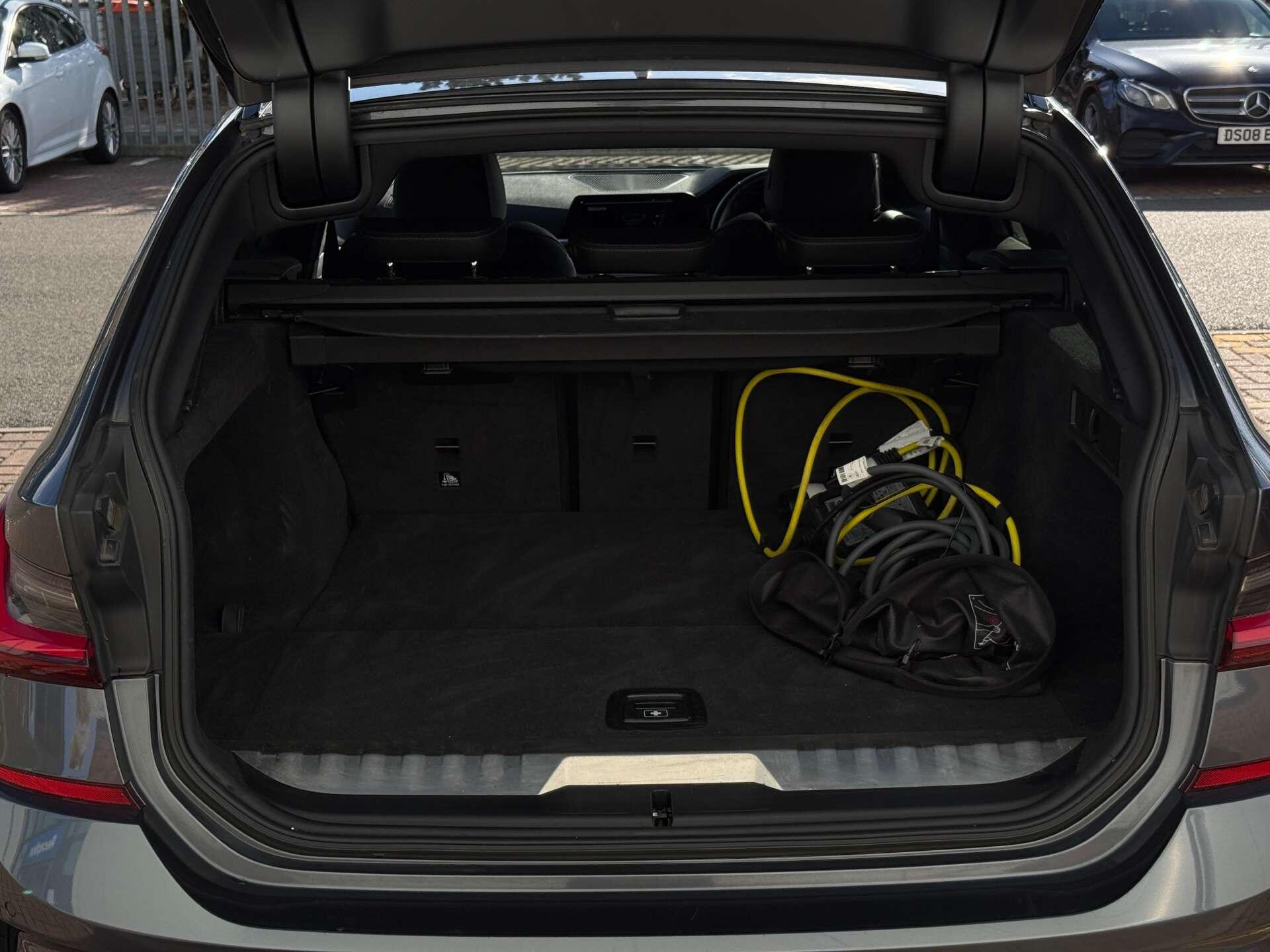 BMW 3 Series view 18
