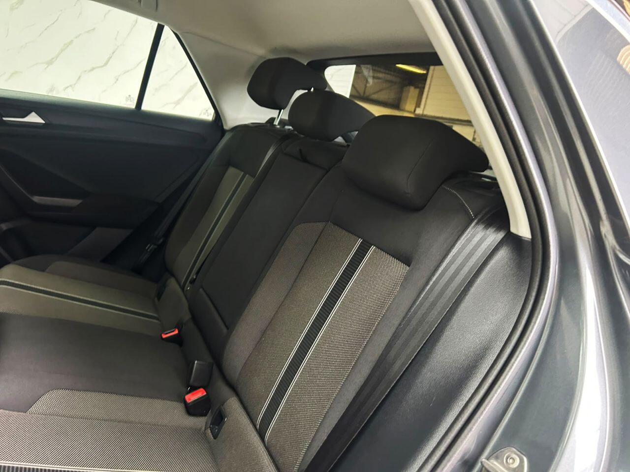 Volkswagen T-Roc view 21
