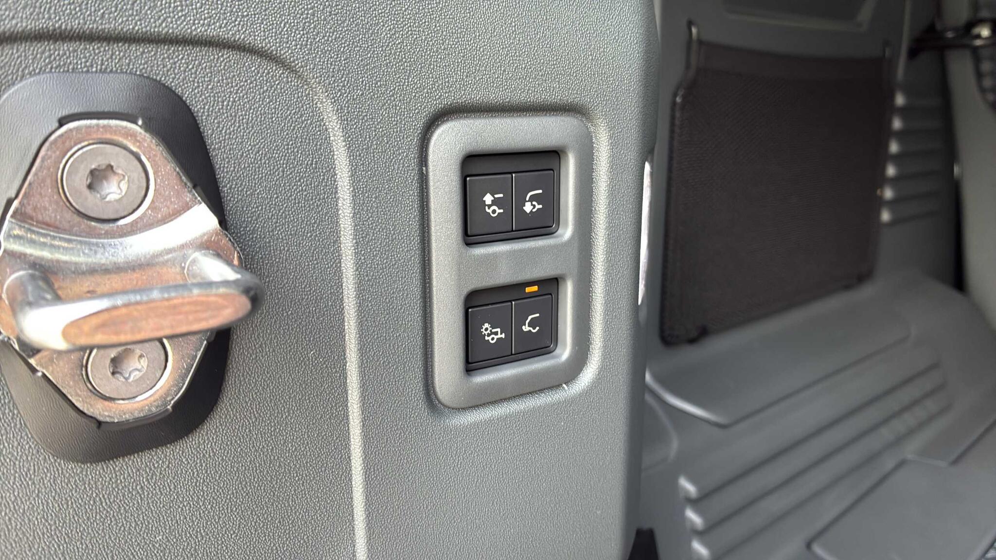 Land Rover Defender view 36