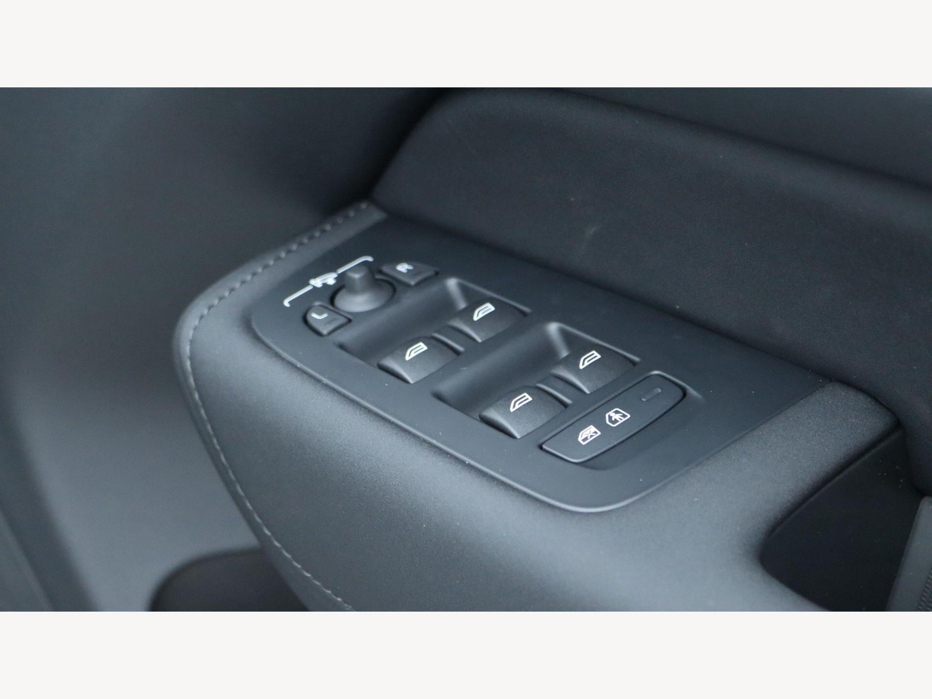 Volvo XC60 view 25