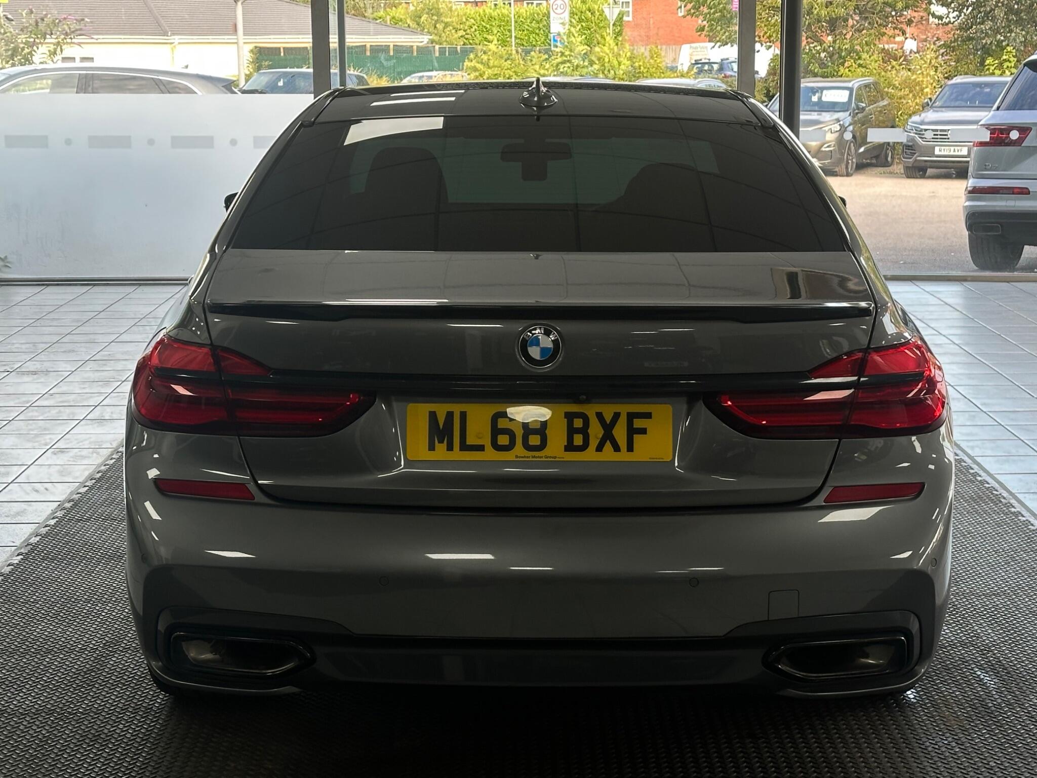 BMW 7 Series view 11