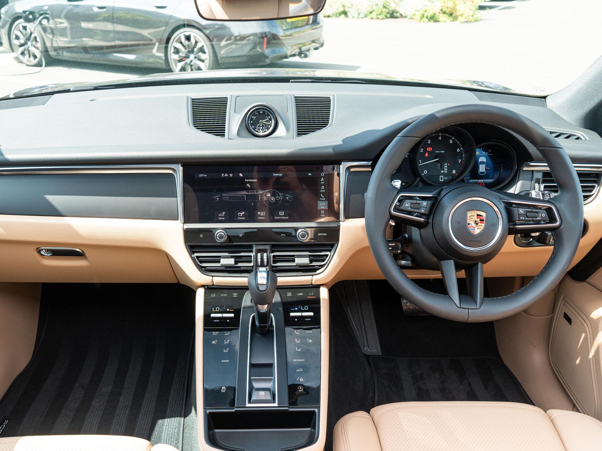 Porsche Macan view 20
