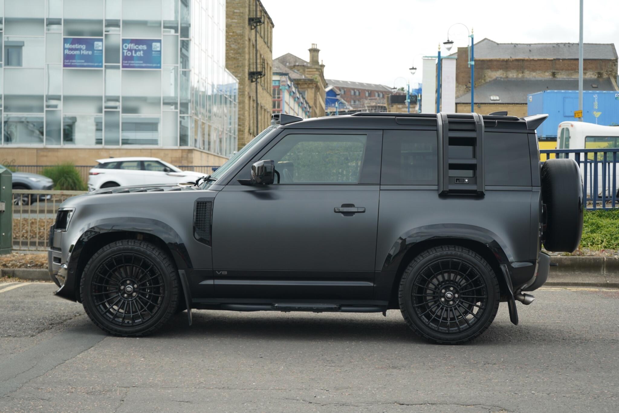 Land Rover Defender 90 view 10