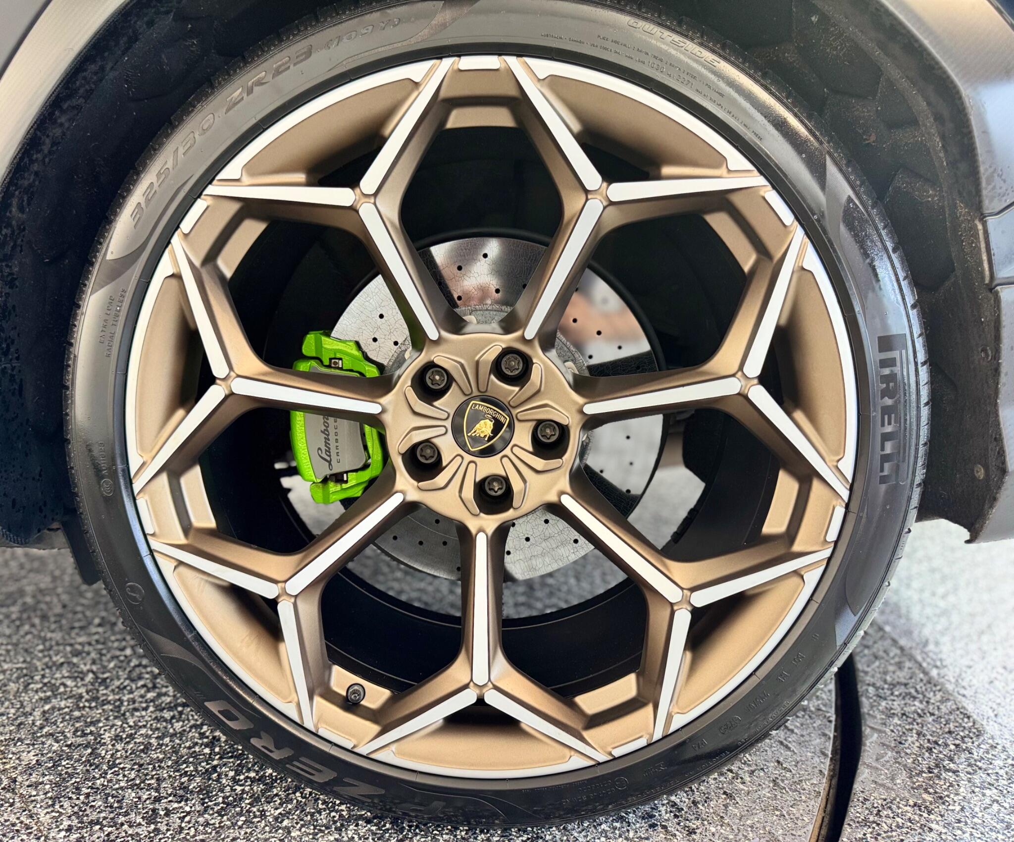 Lamborghini Urus view 30