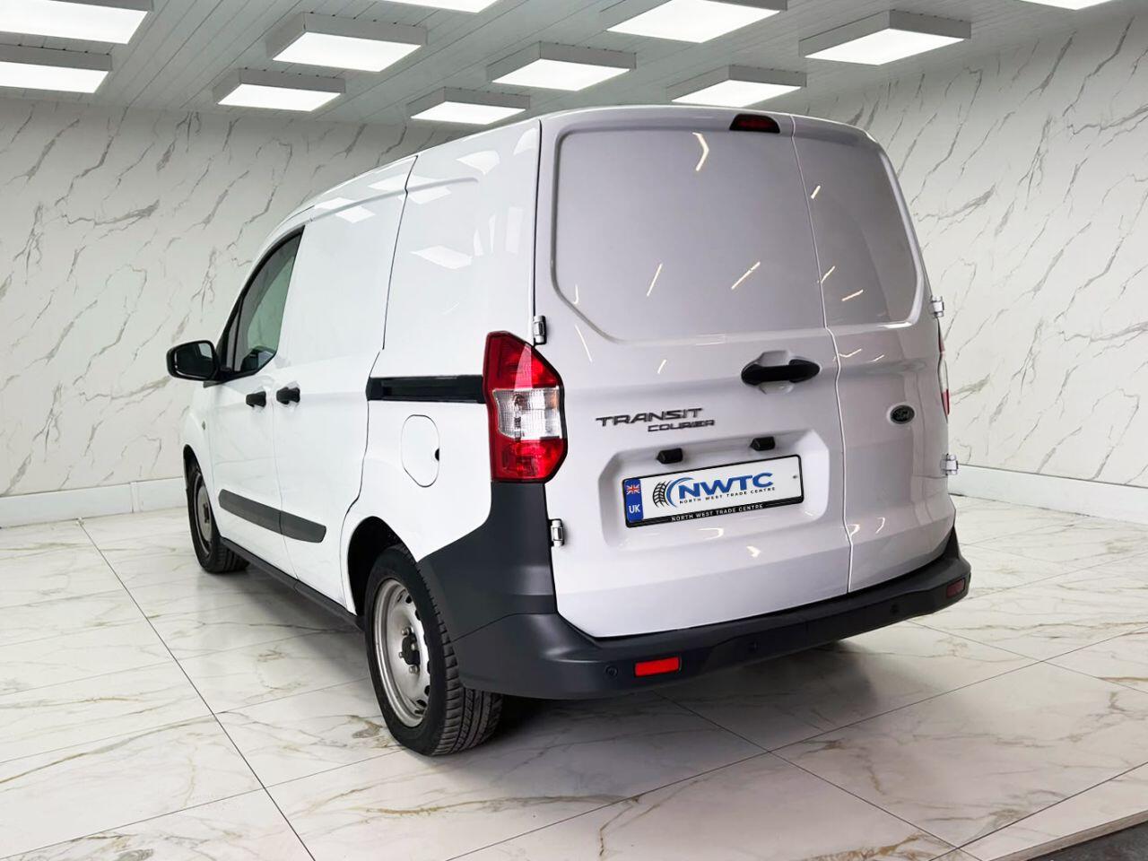 Ford Transit Courier view 11