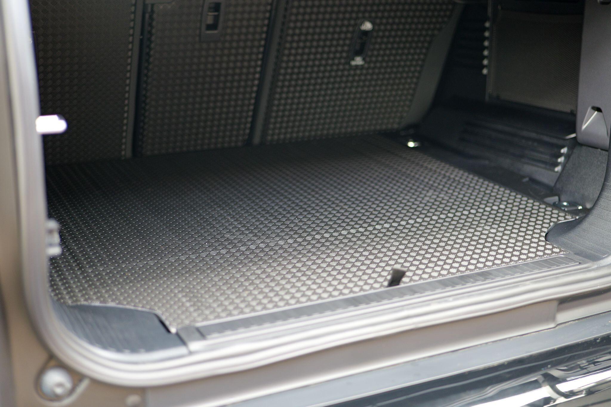 Land Rover Defender view 36
