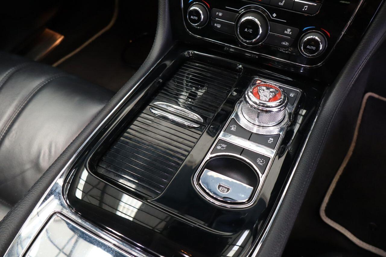 Jaguar XJ view 18