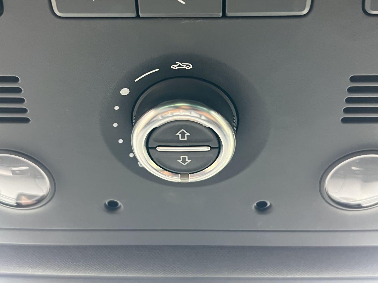 Volkswagen Touareg view 14