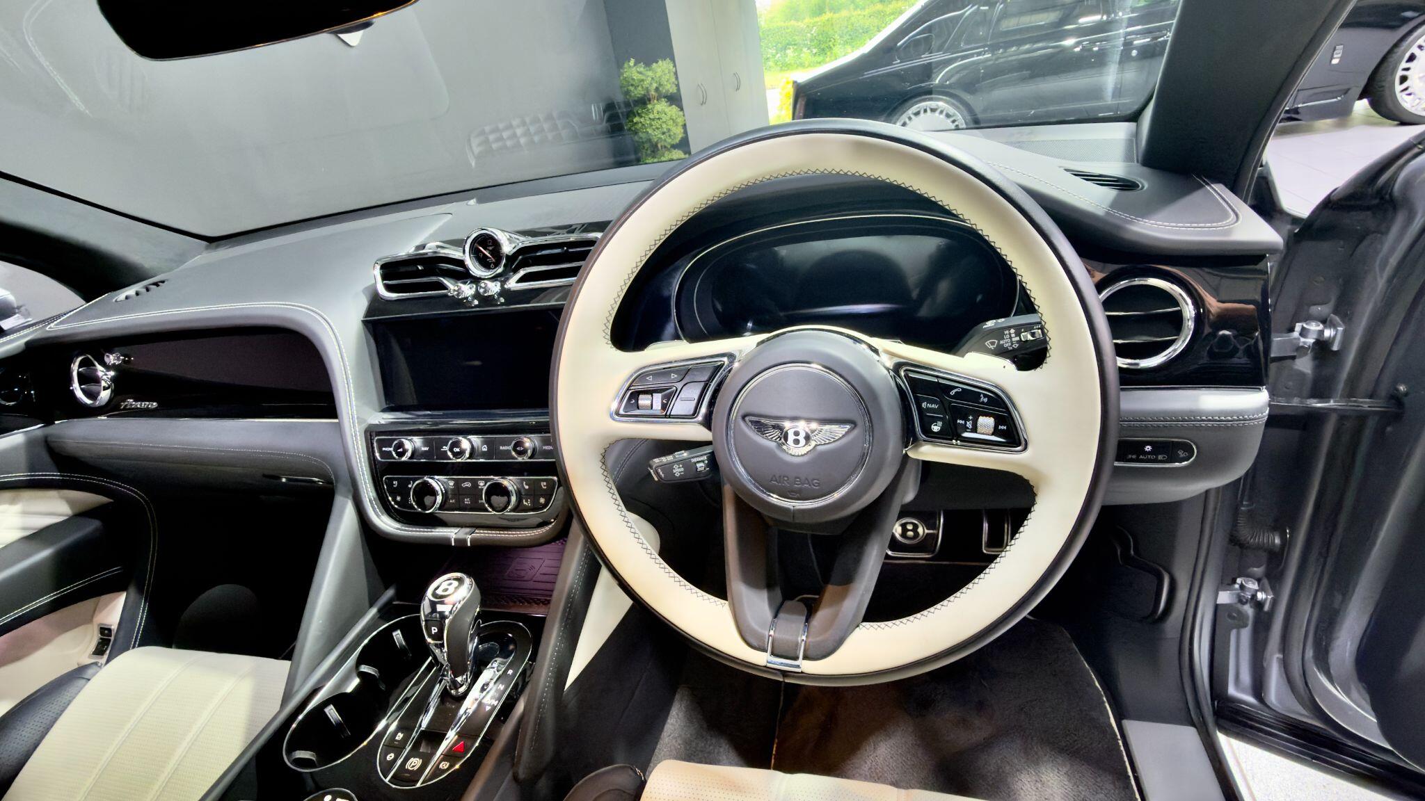 Bentley Bentayga view 41