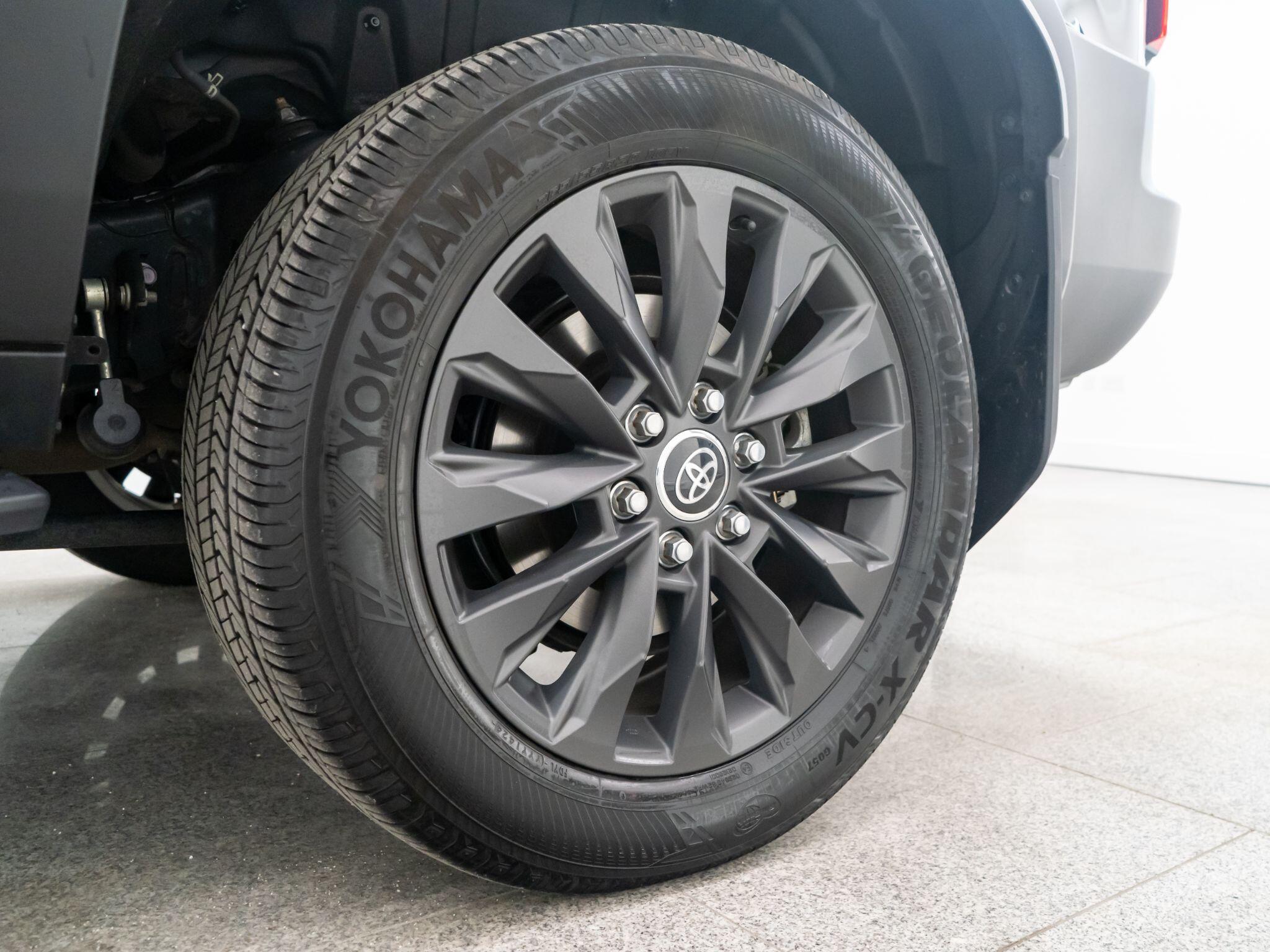 Toyota Land Cruiser view 34