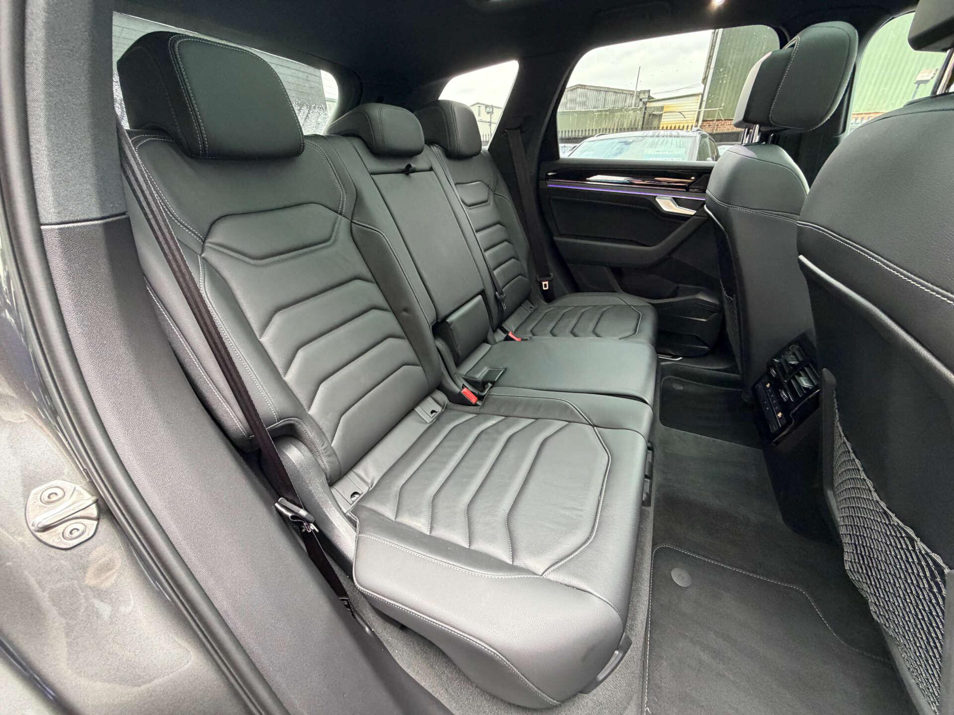 Volkswagen Touareg view 17