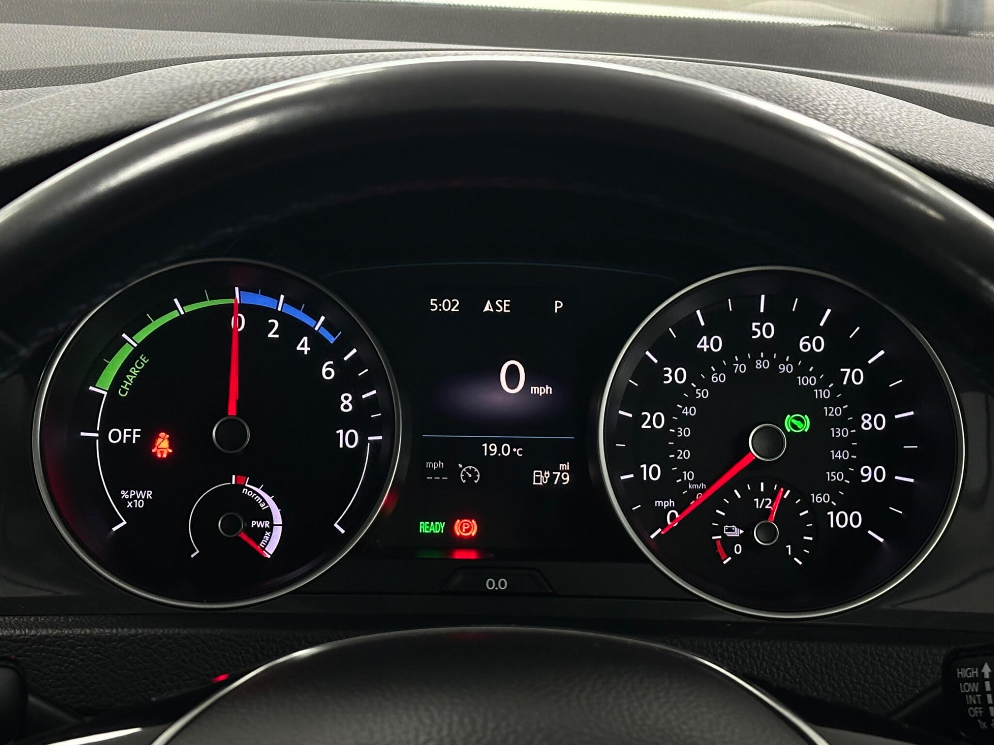 Volkswagen E-Golf view 26