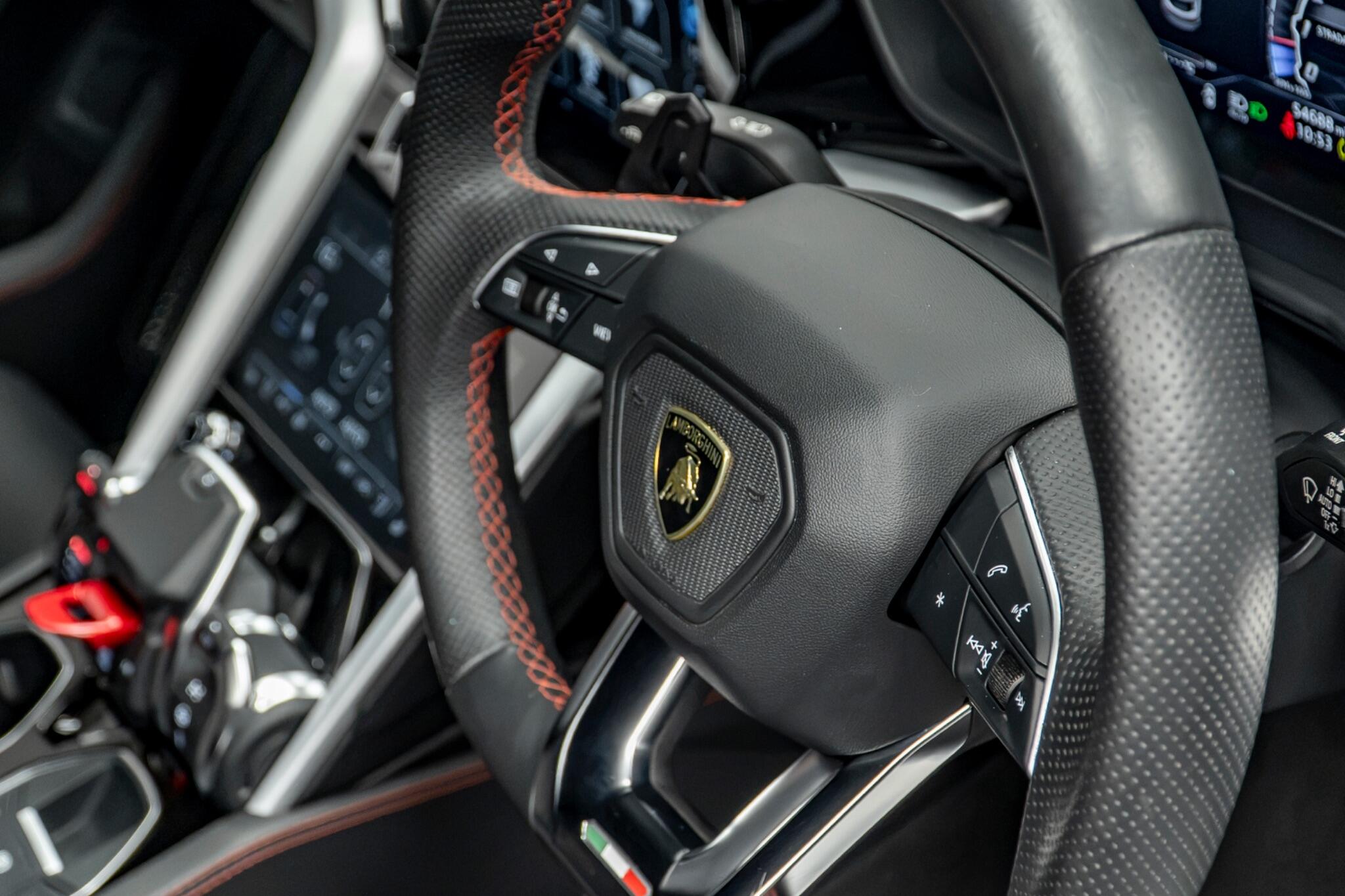 Lamborghini Urus view 37