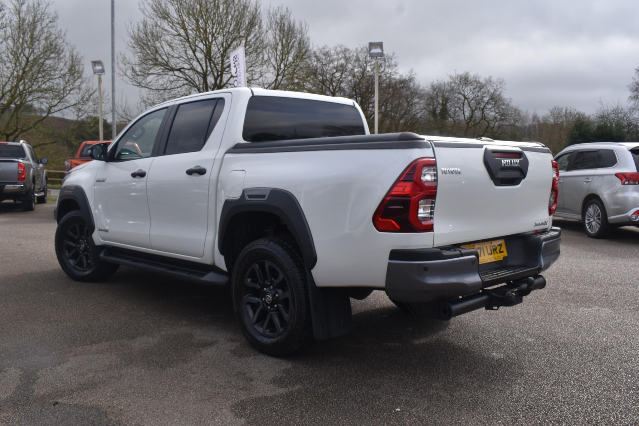Hilux - 2.8 D-4D Invincible X 4WD Euro 6 (s/s) 4dr - Image 4