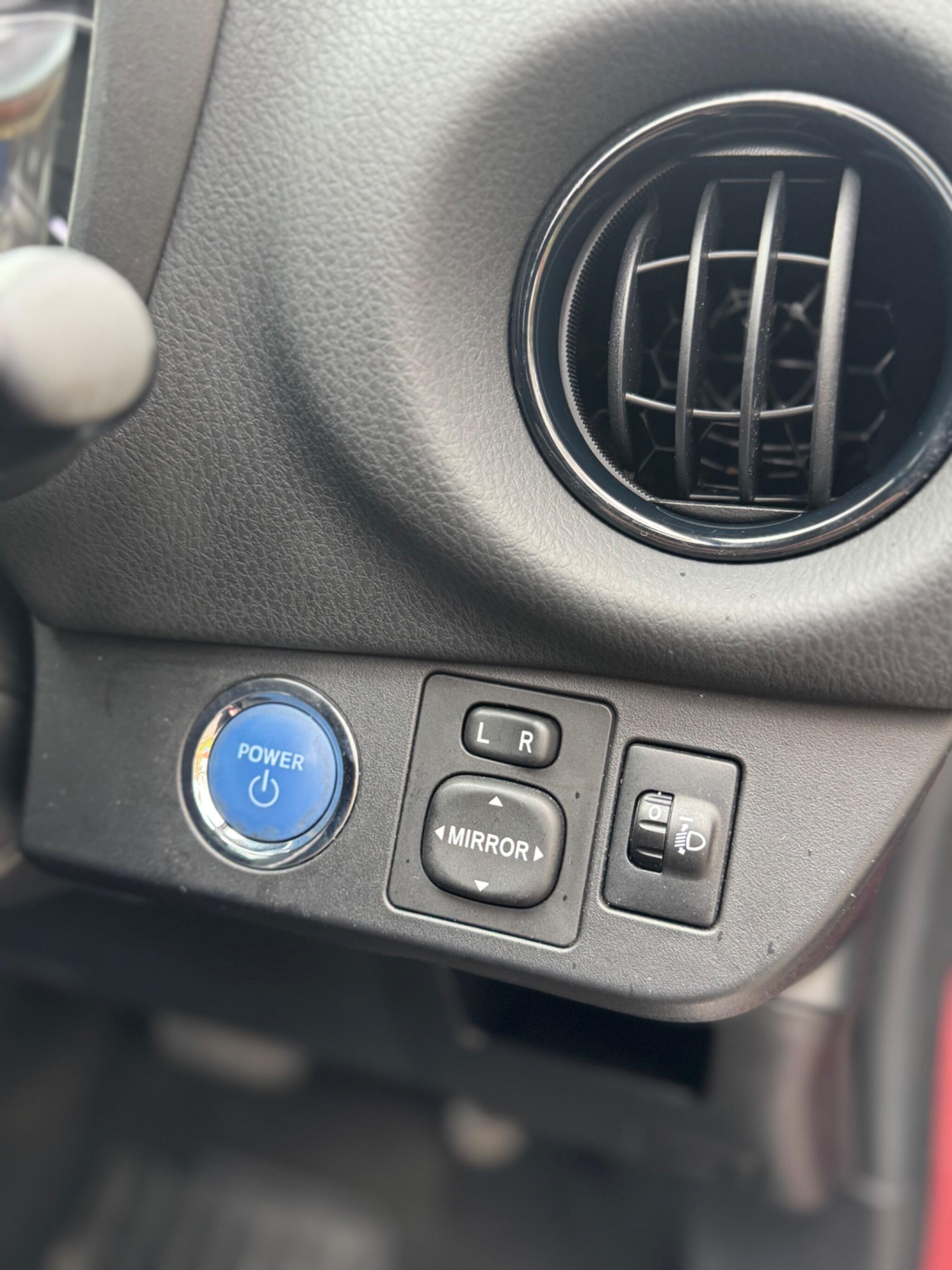 2017 Toyota Yaris 1.5 VVT-h Excel E-CVT Euro 6 (s/s) 5dr (15in Alloy) image 48