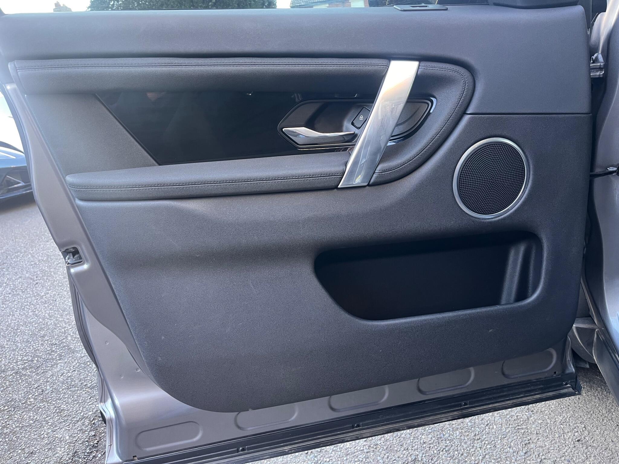 Land Rover Discovery Sport view 36