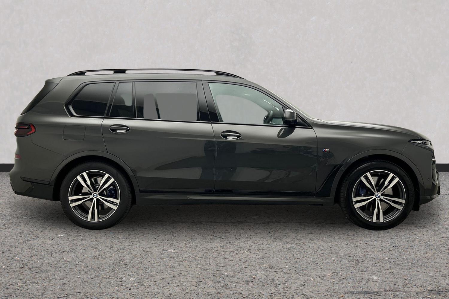 BMW X7 view 3