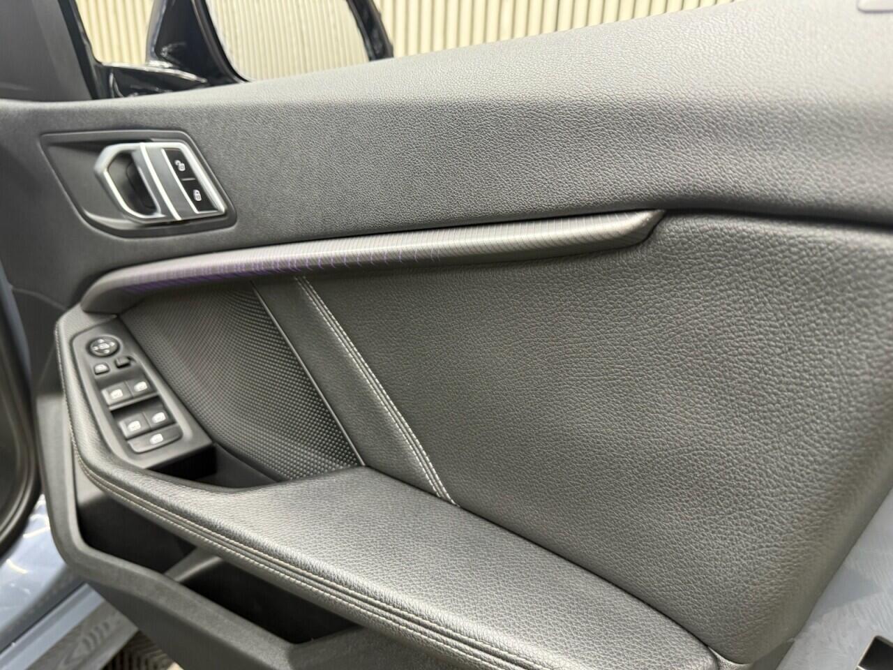 BMW 1 Series view 11
