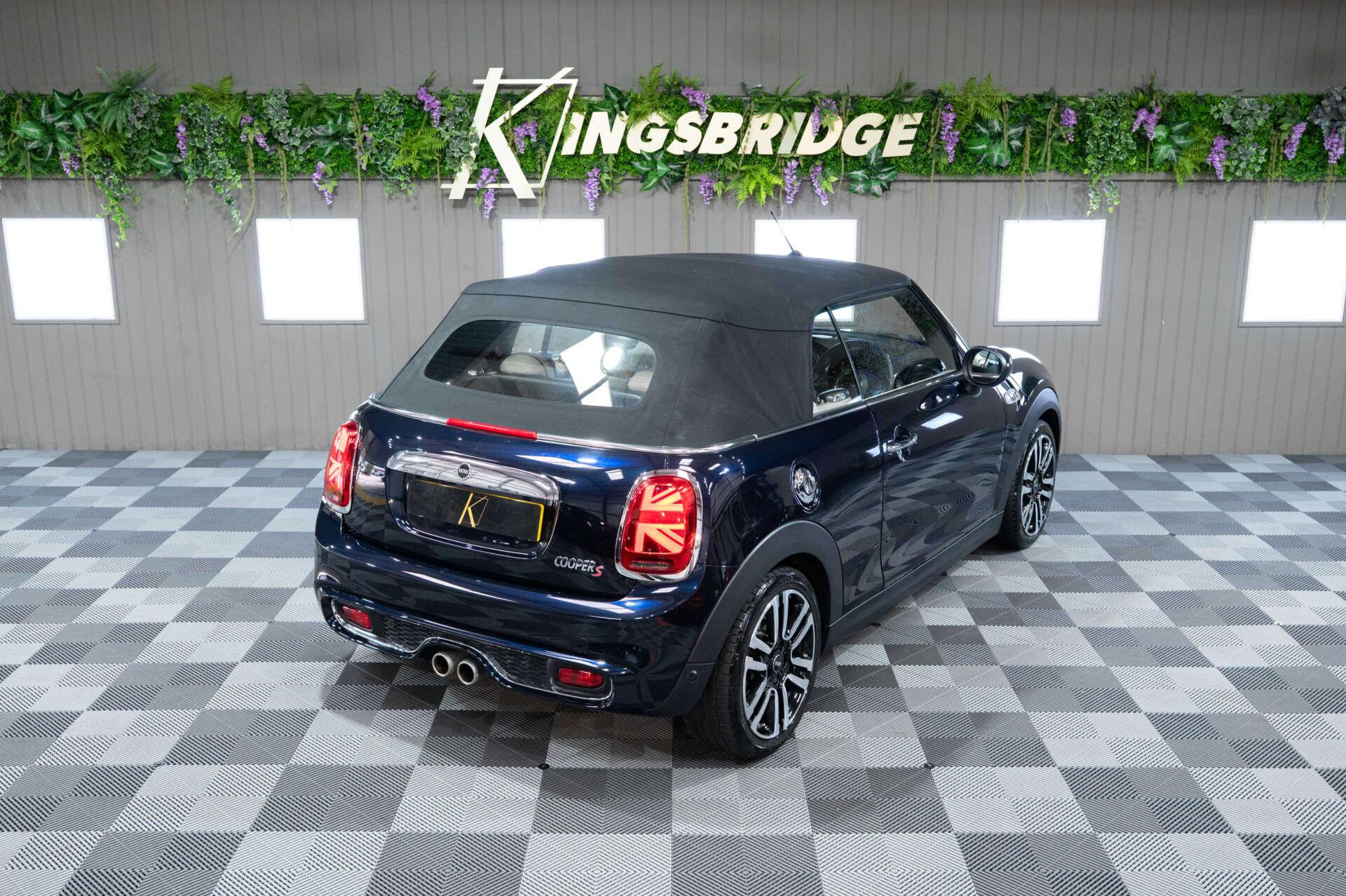 Mini Convertible view 39