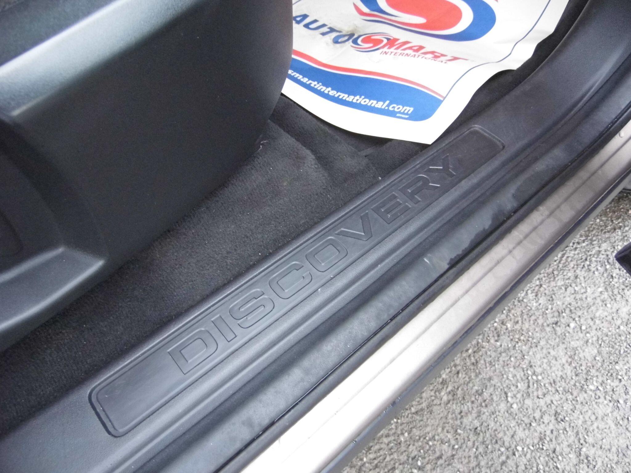 Land Rover Discovery Sport view 32