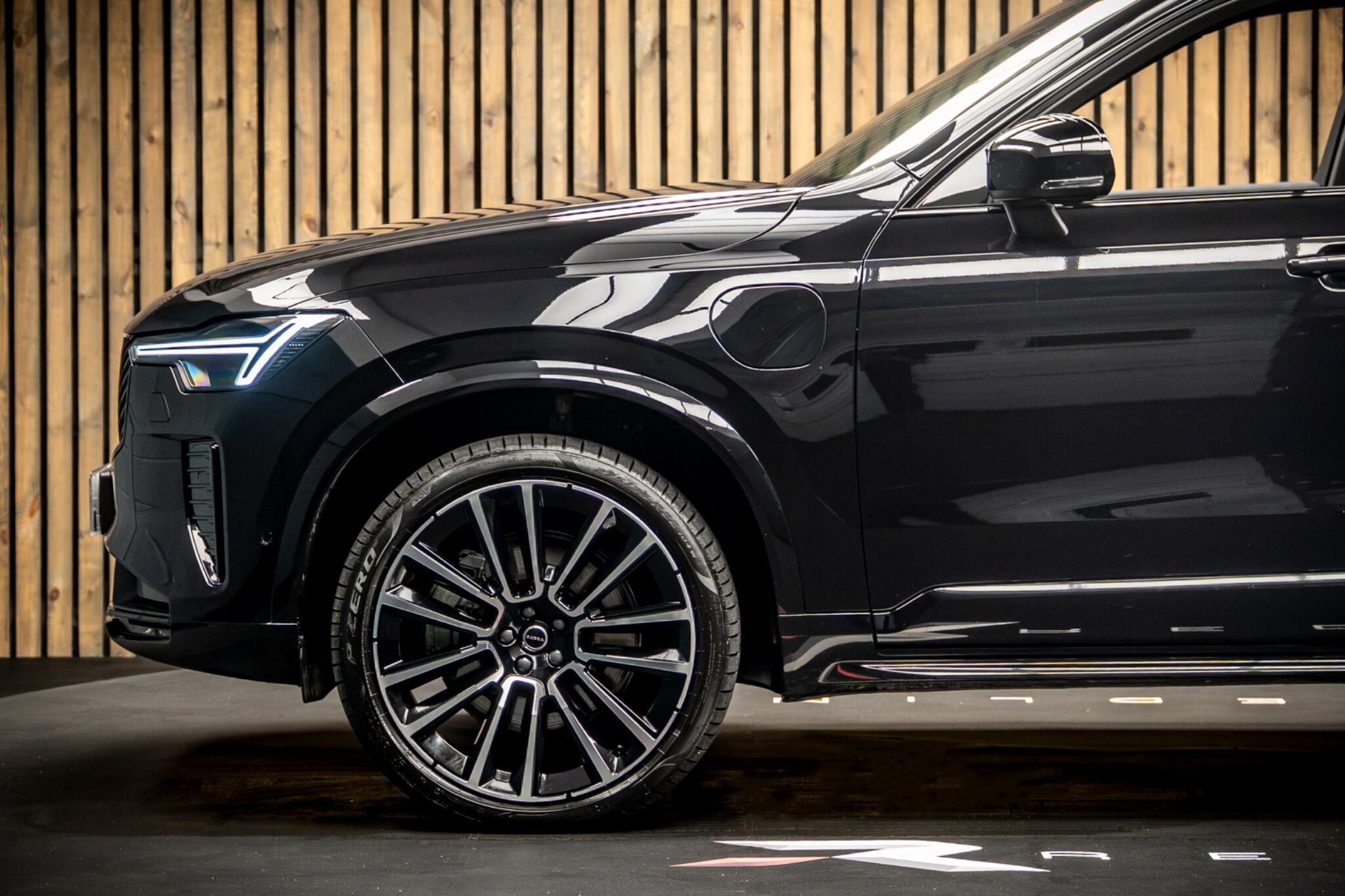 Volvo XC90 view 9