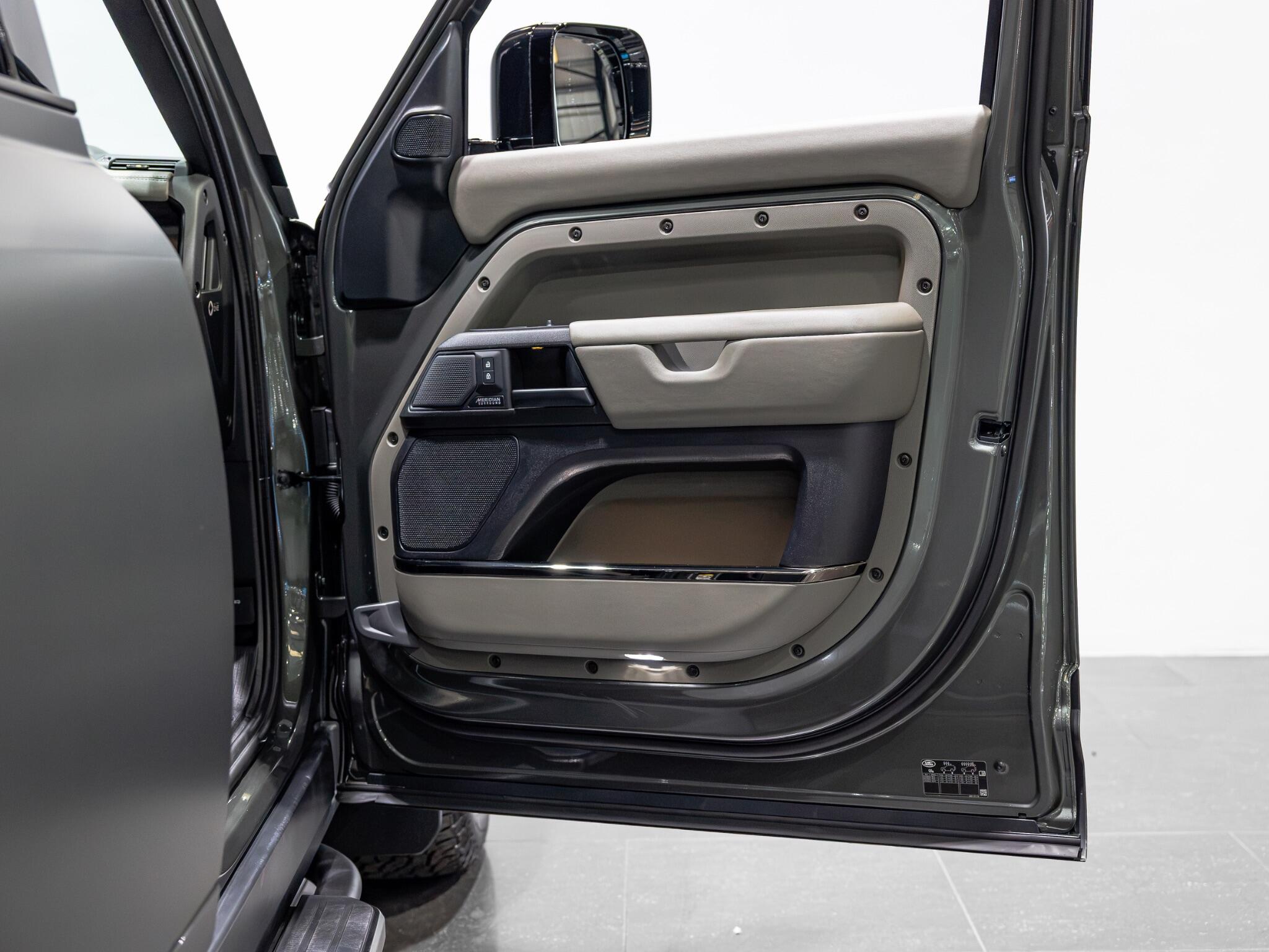 Land Rover Defender view 29