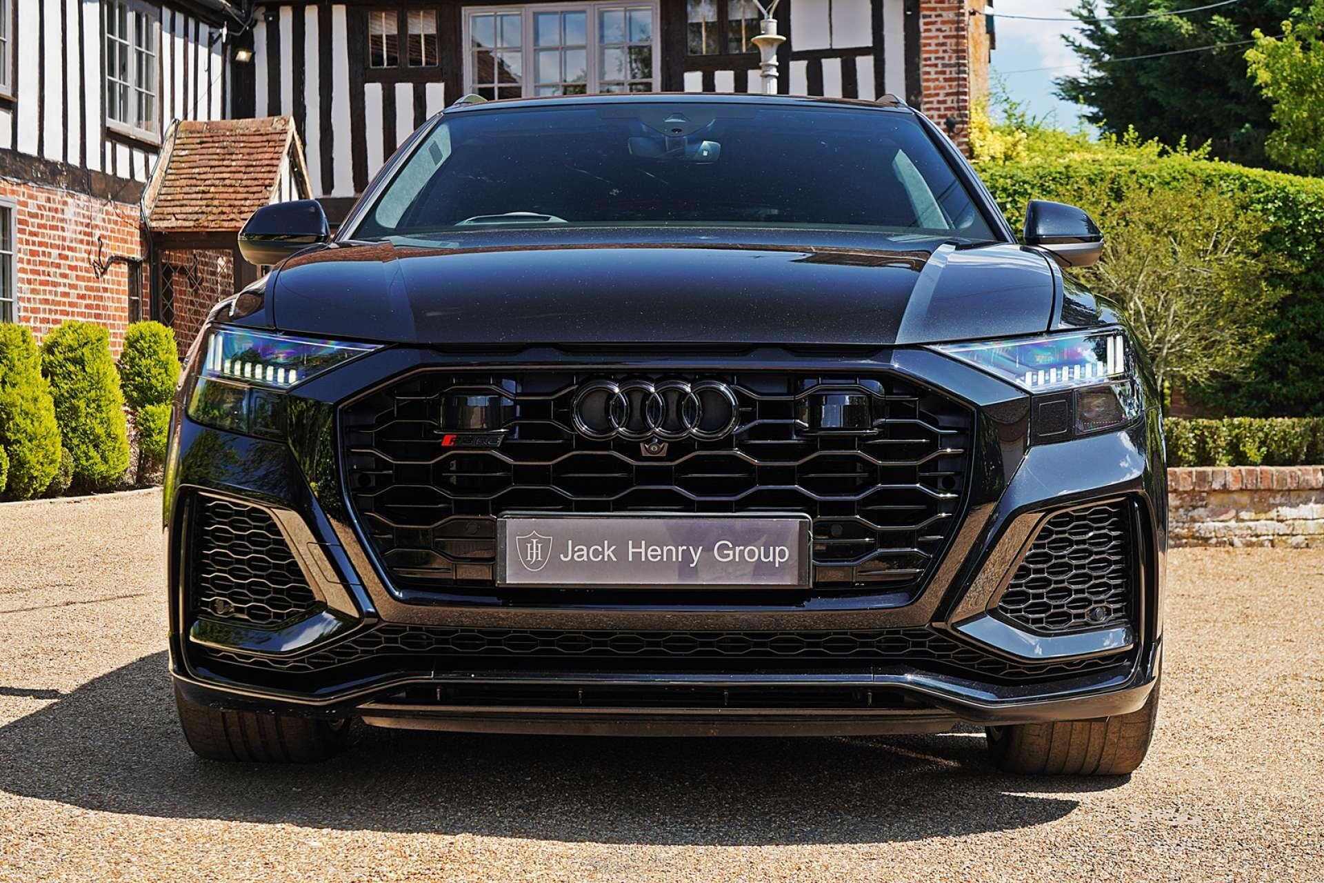 Audi RS Q8 view 10