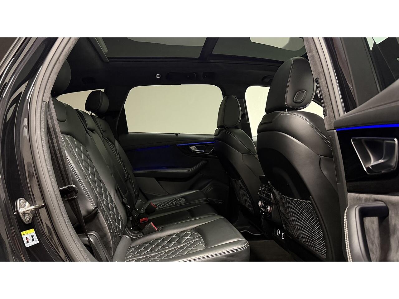 Audi Q7 view 16