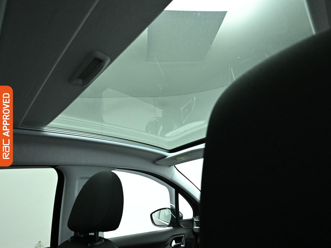 Peugeot 208 view 3