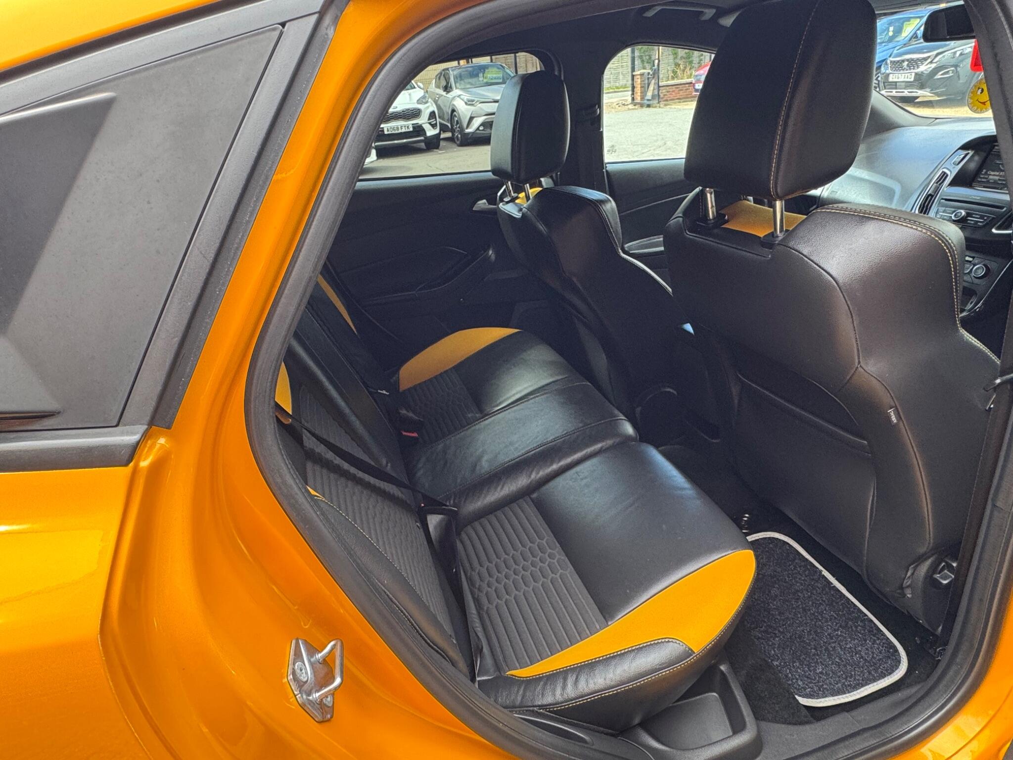 Ford Focus view 12