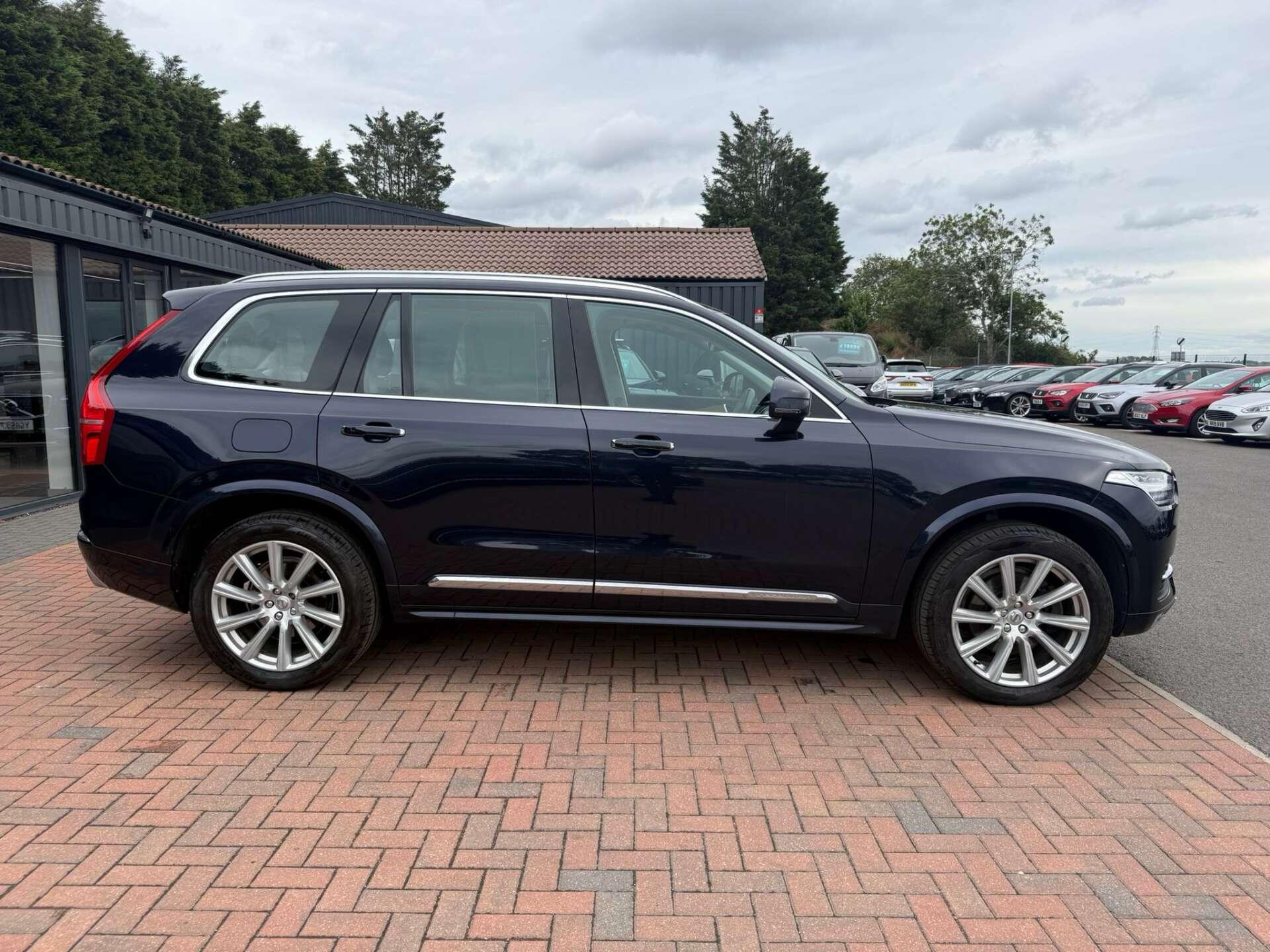 Volvo XC90 view 8