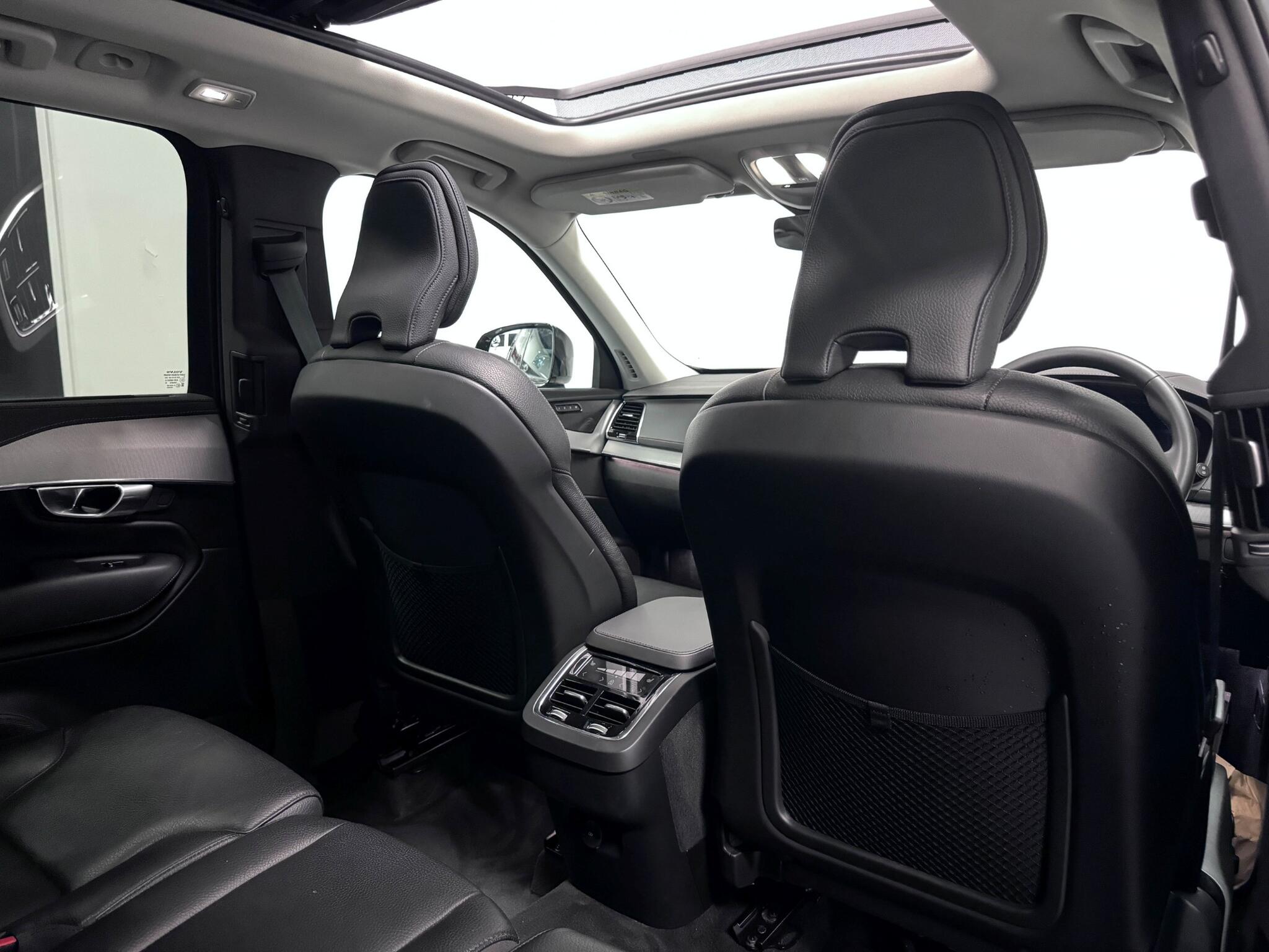 Volvo XC90 view 29