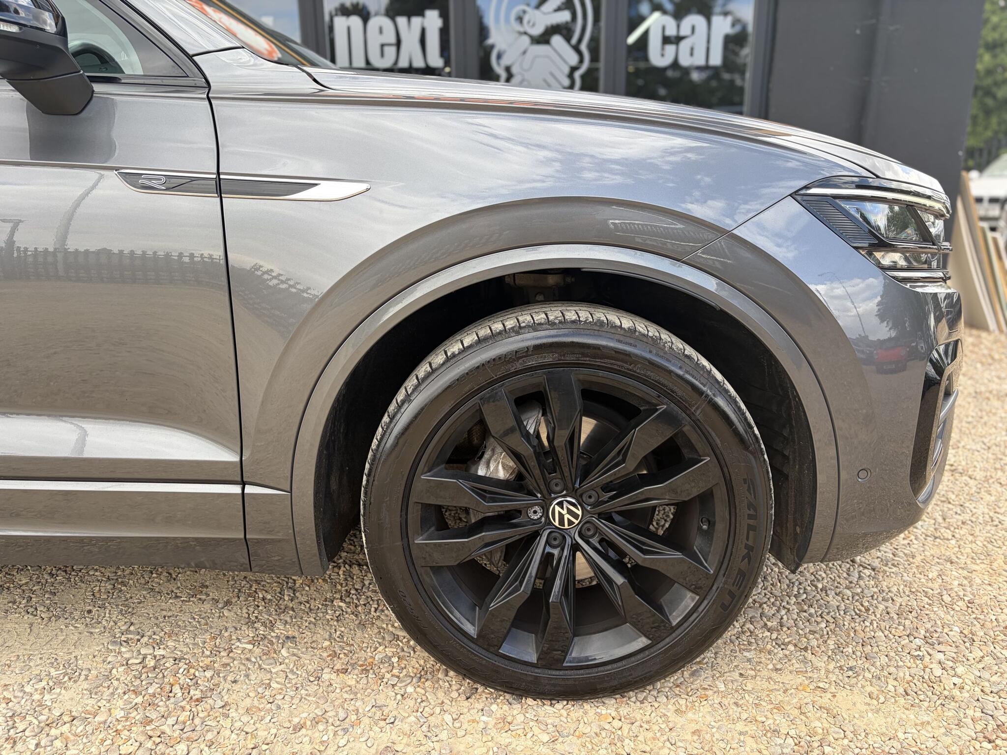 Volkswagen Touareg view 13