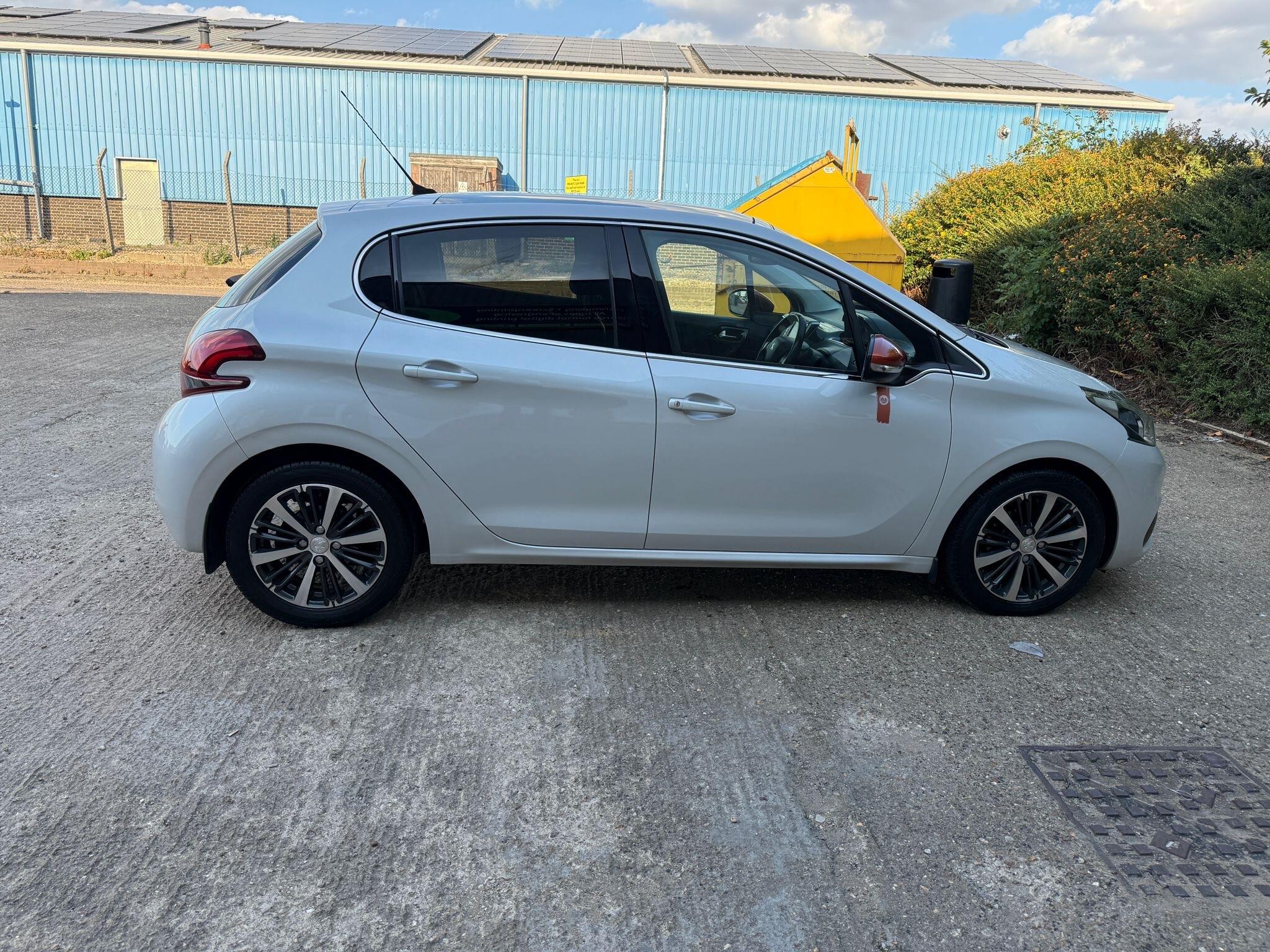 Peugeot 208 view 14