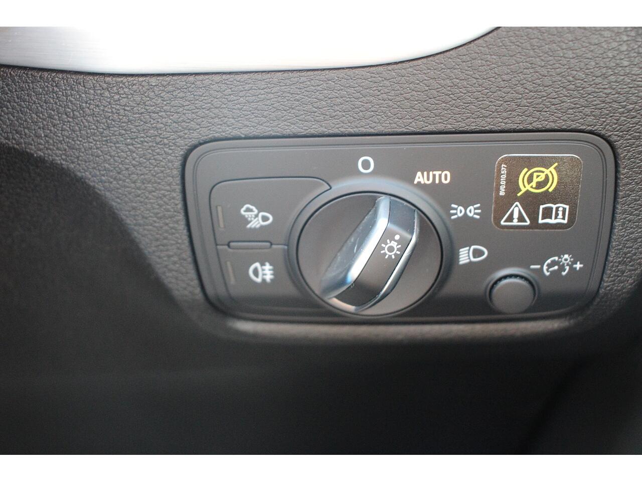Audi Q2 view 28