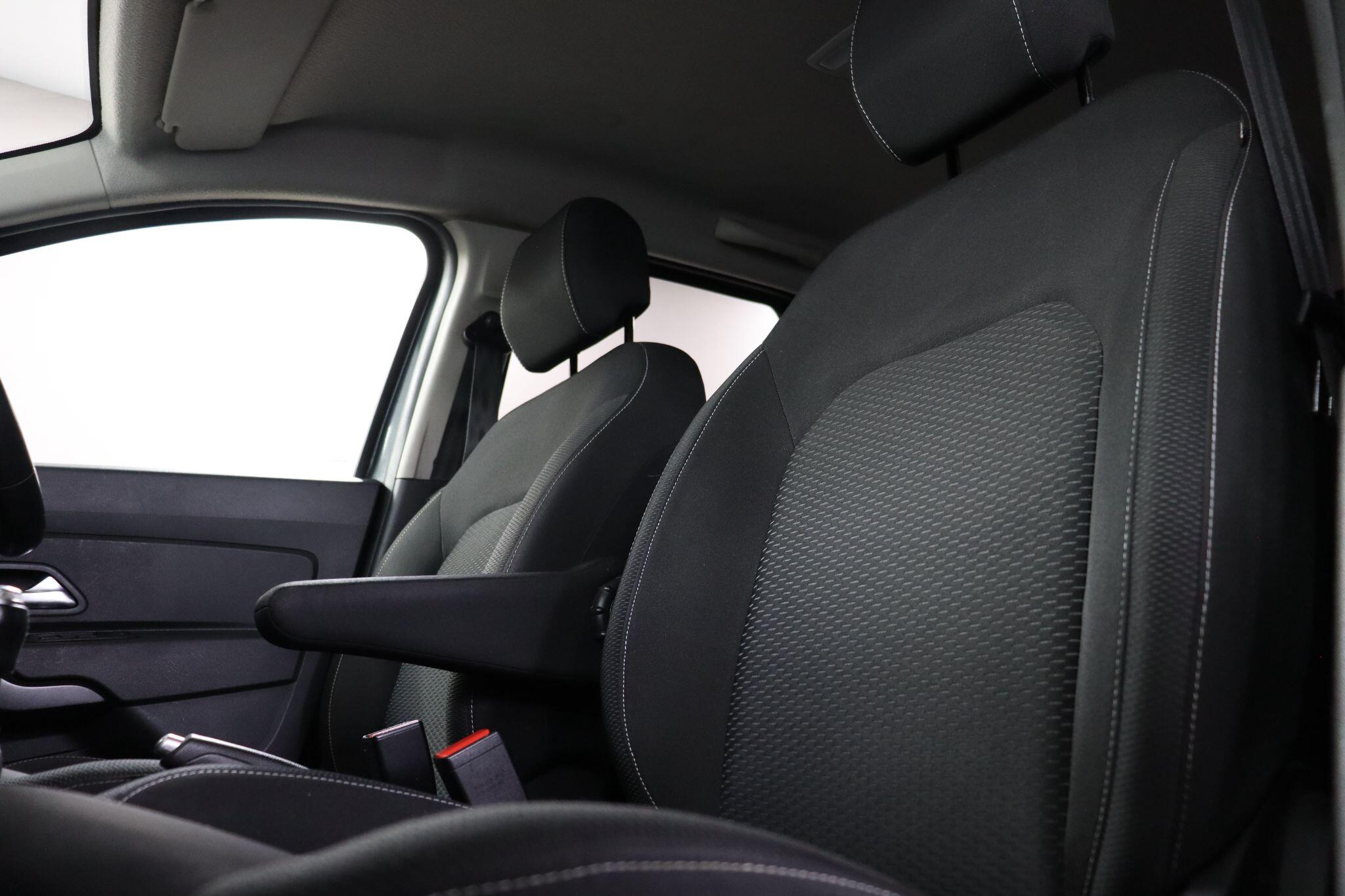 Dacia Duster view 35