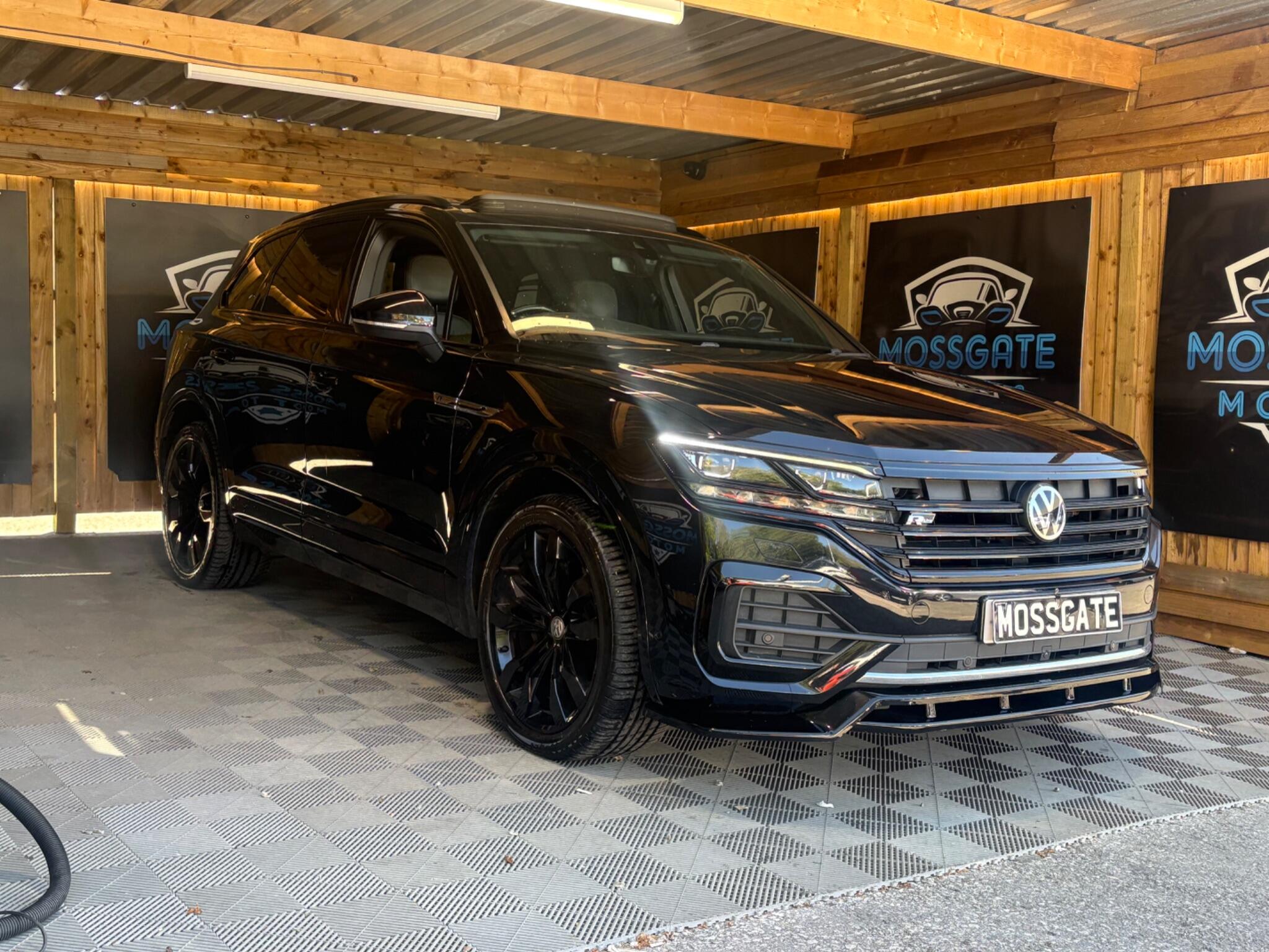 Volkswagen Touareg view 3