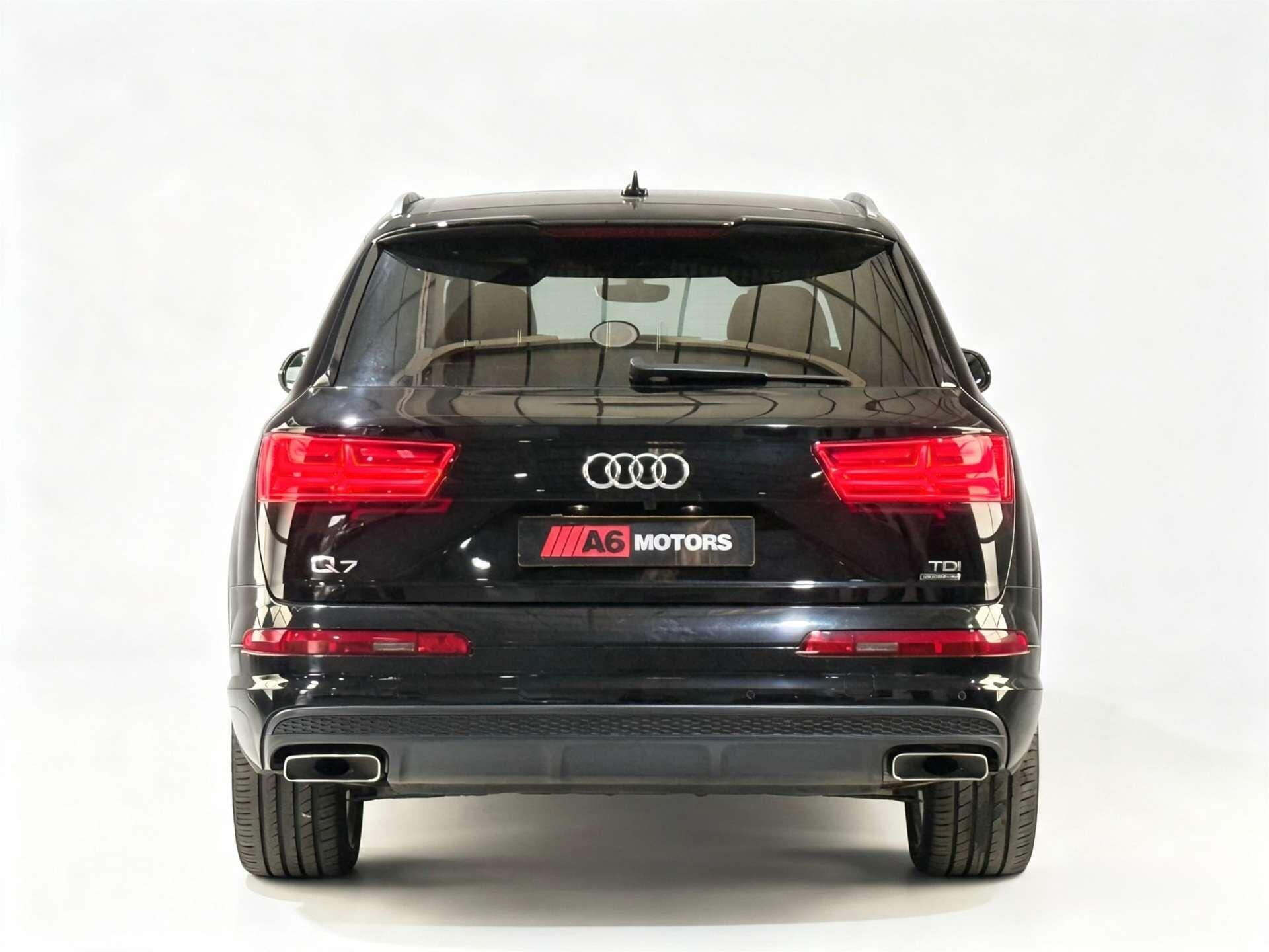 Audi Q7 view 9