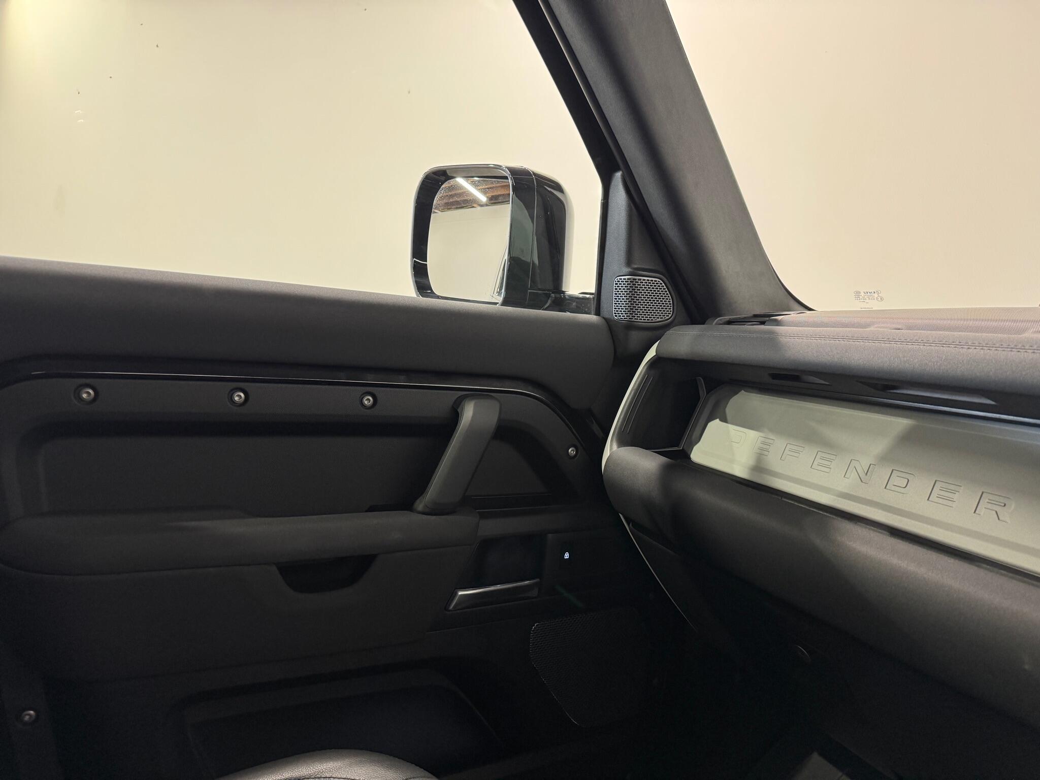 Land Rover Defender view 25